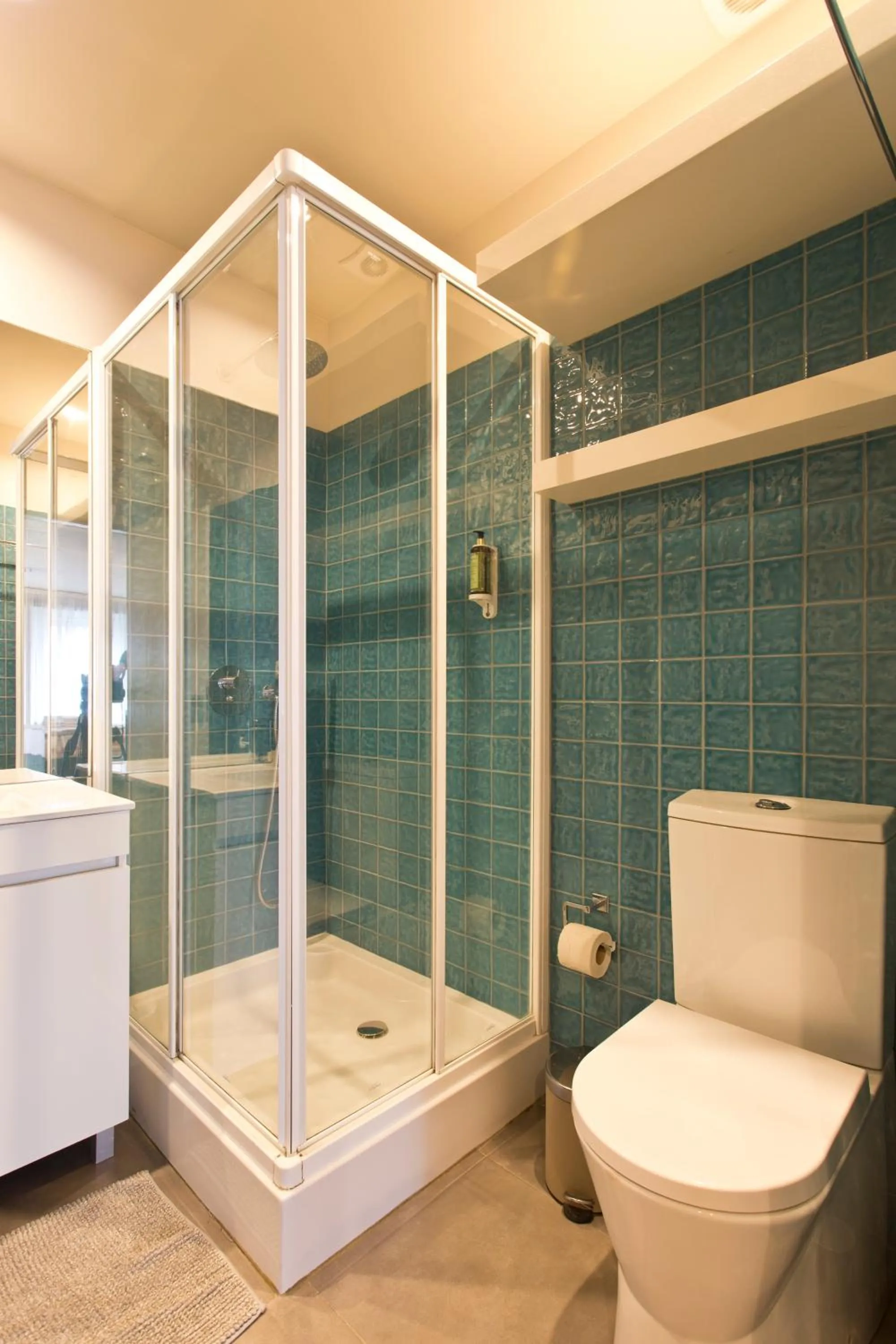 Shower in RVA - Gustave Eiffel Apartments