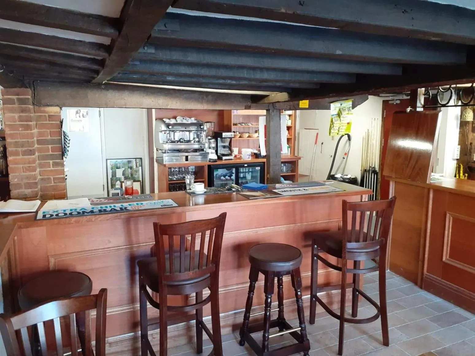 Lounge or bar in The Bear Inn and Burwash Motel