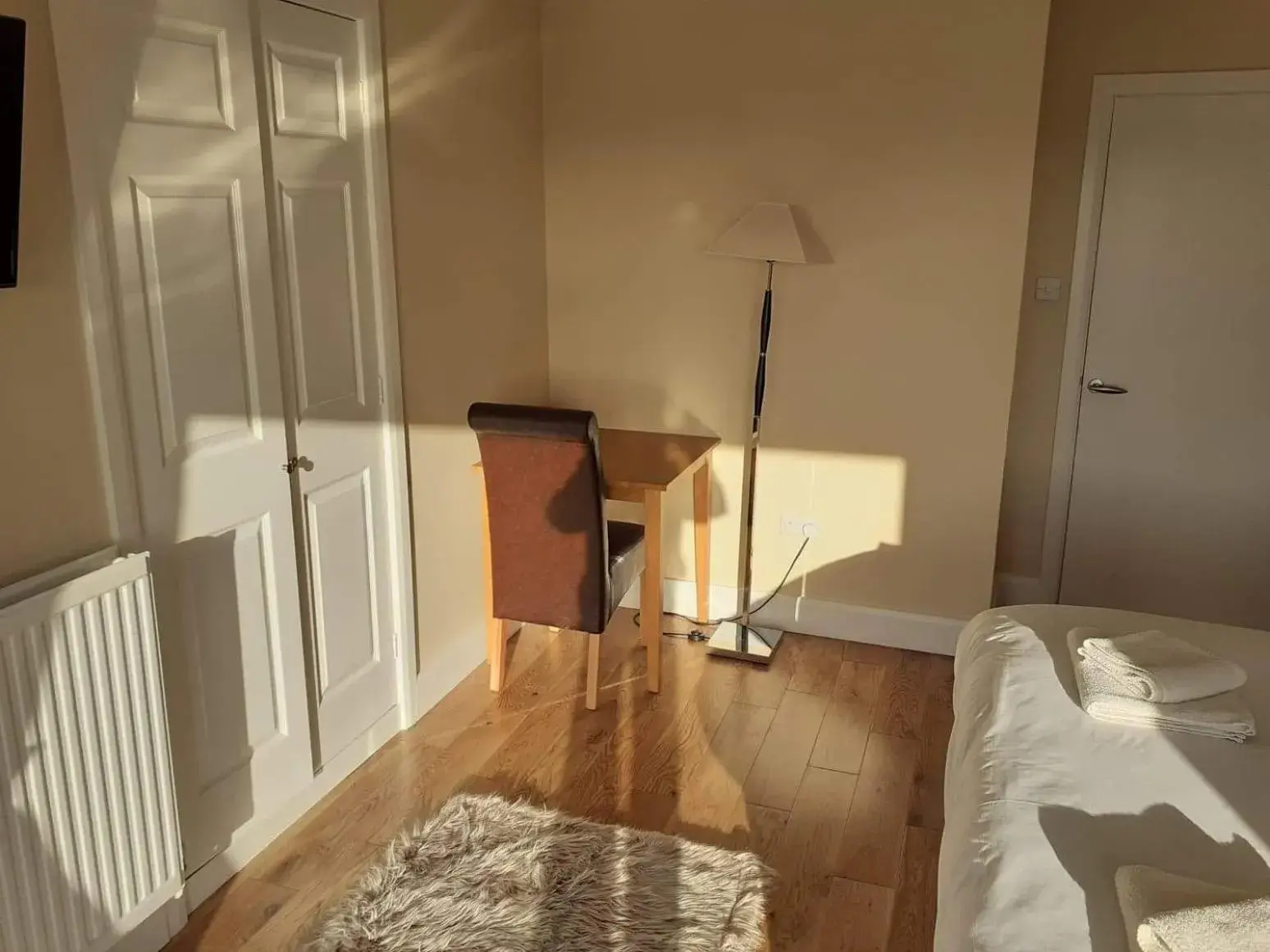 Seating area, Bed in The Bear Inn and Burwash Motel Seating area, Bed in The Bear Inn and Burwash Motel