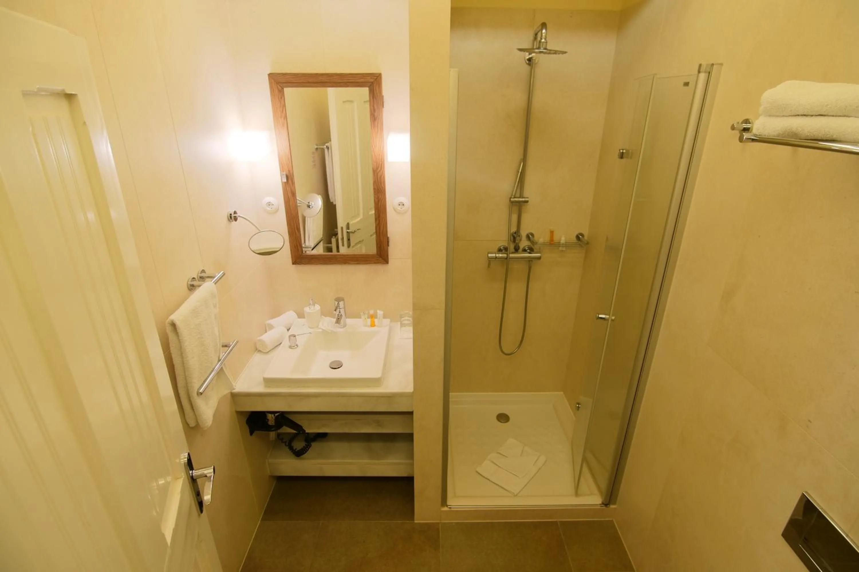 Shower in Hotel Pacsirta