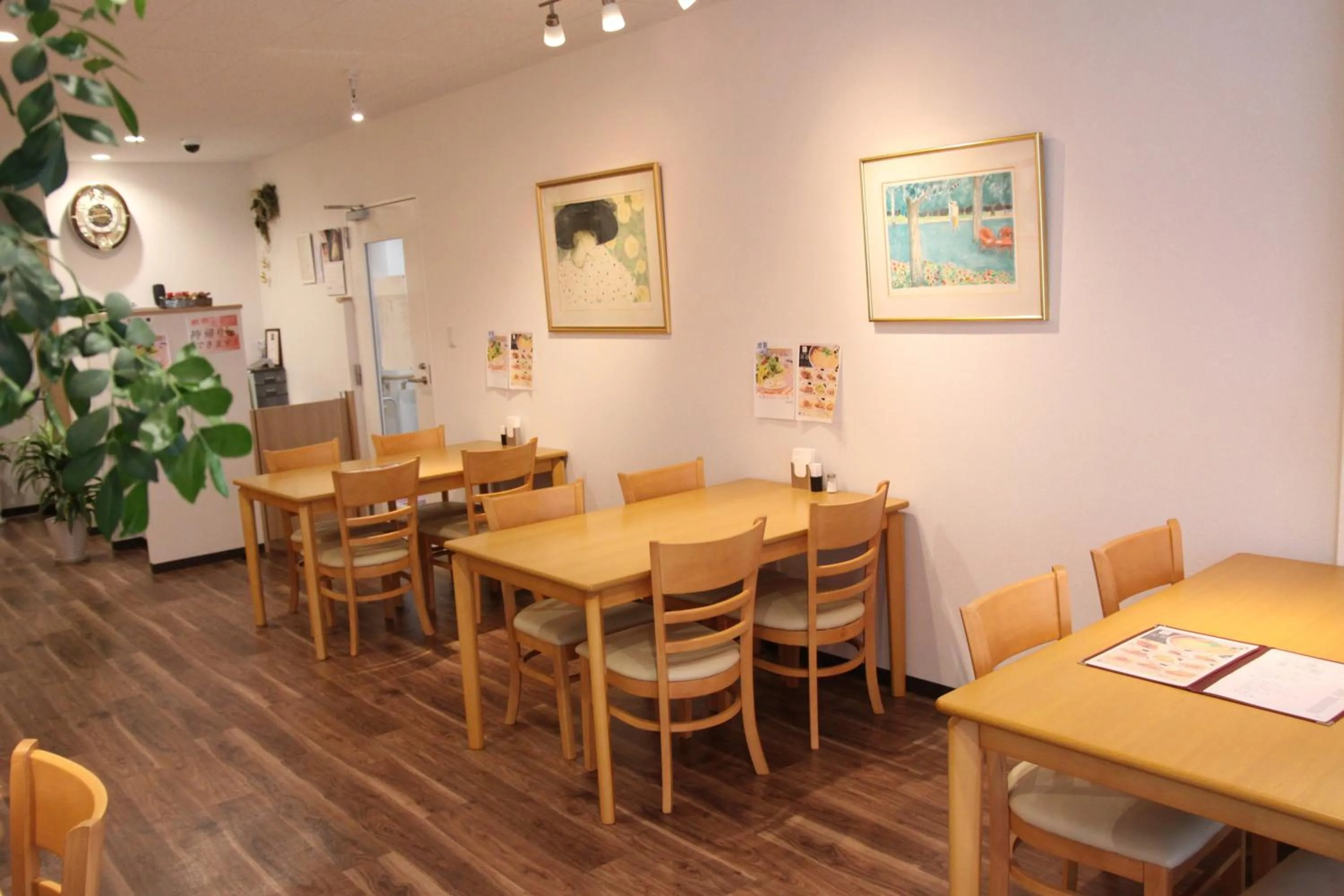 Restaurant/places to eat in Connect Inn