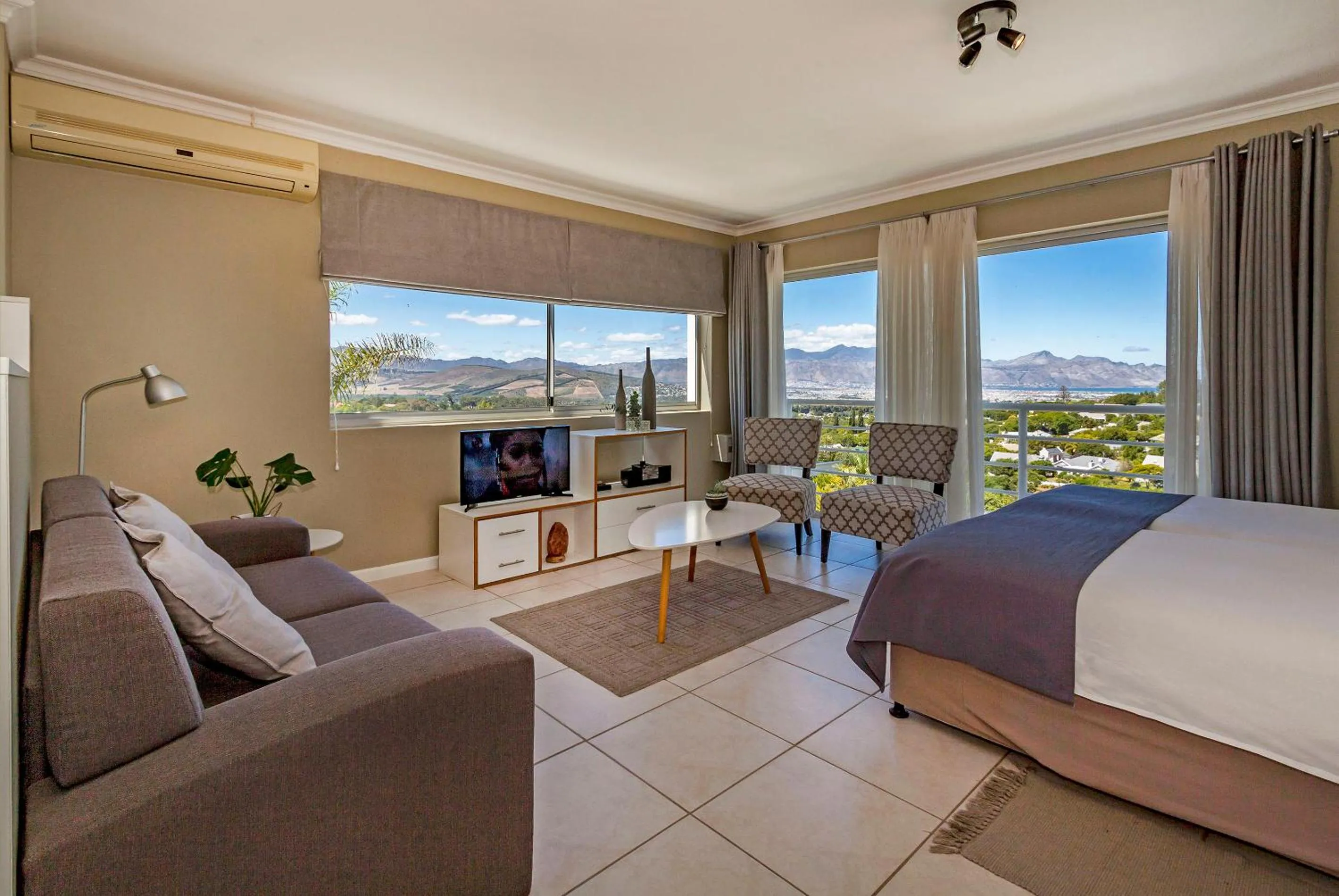 View (from property/room), Bed in Morgen Guesthouse Somerset West