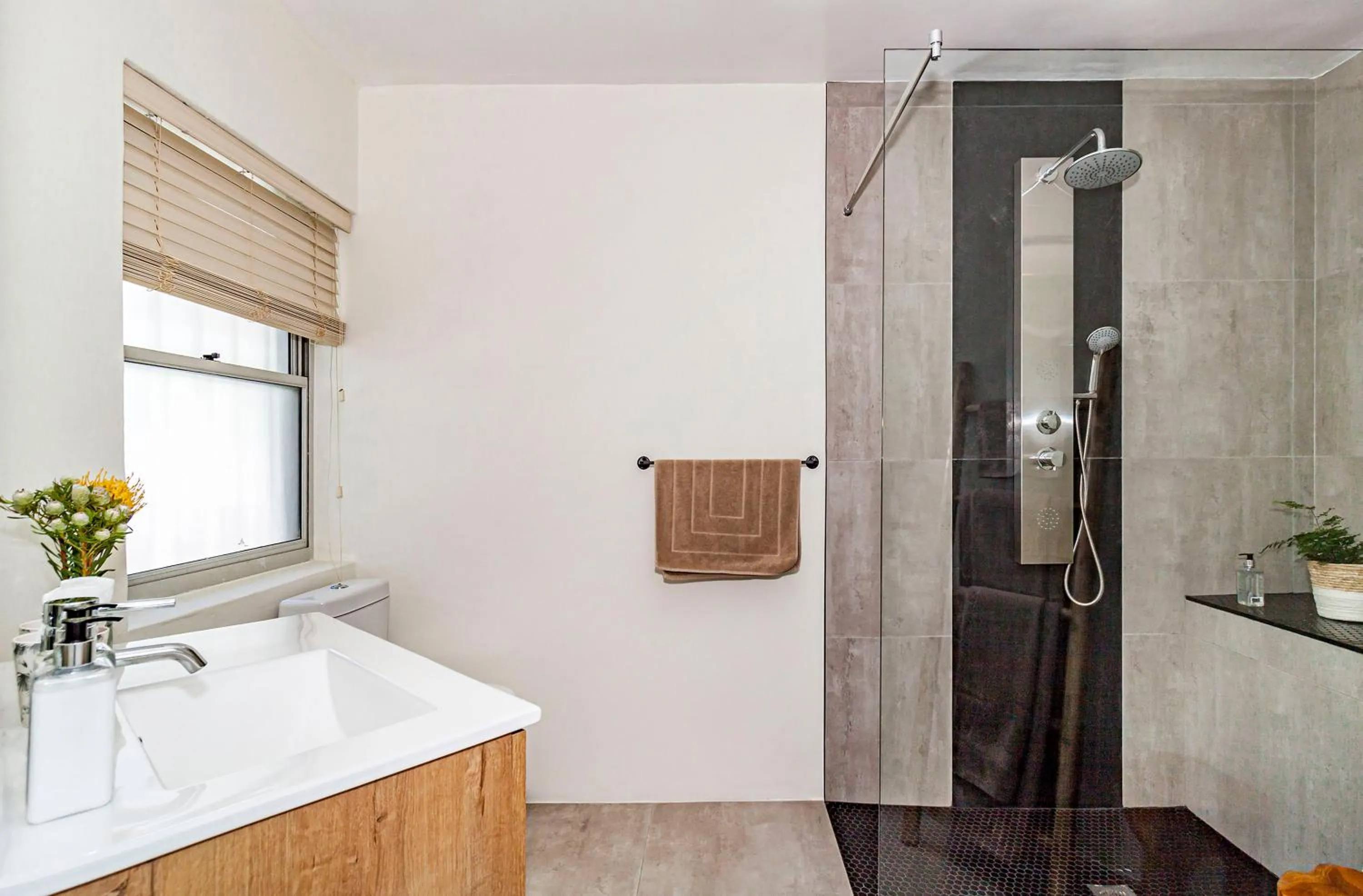 Shower in Morgen Guesthouse Somerset West