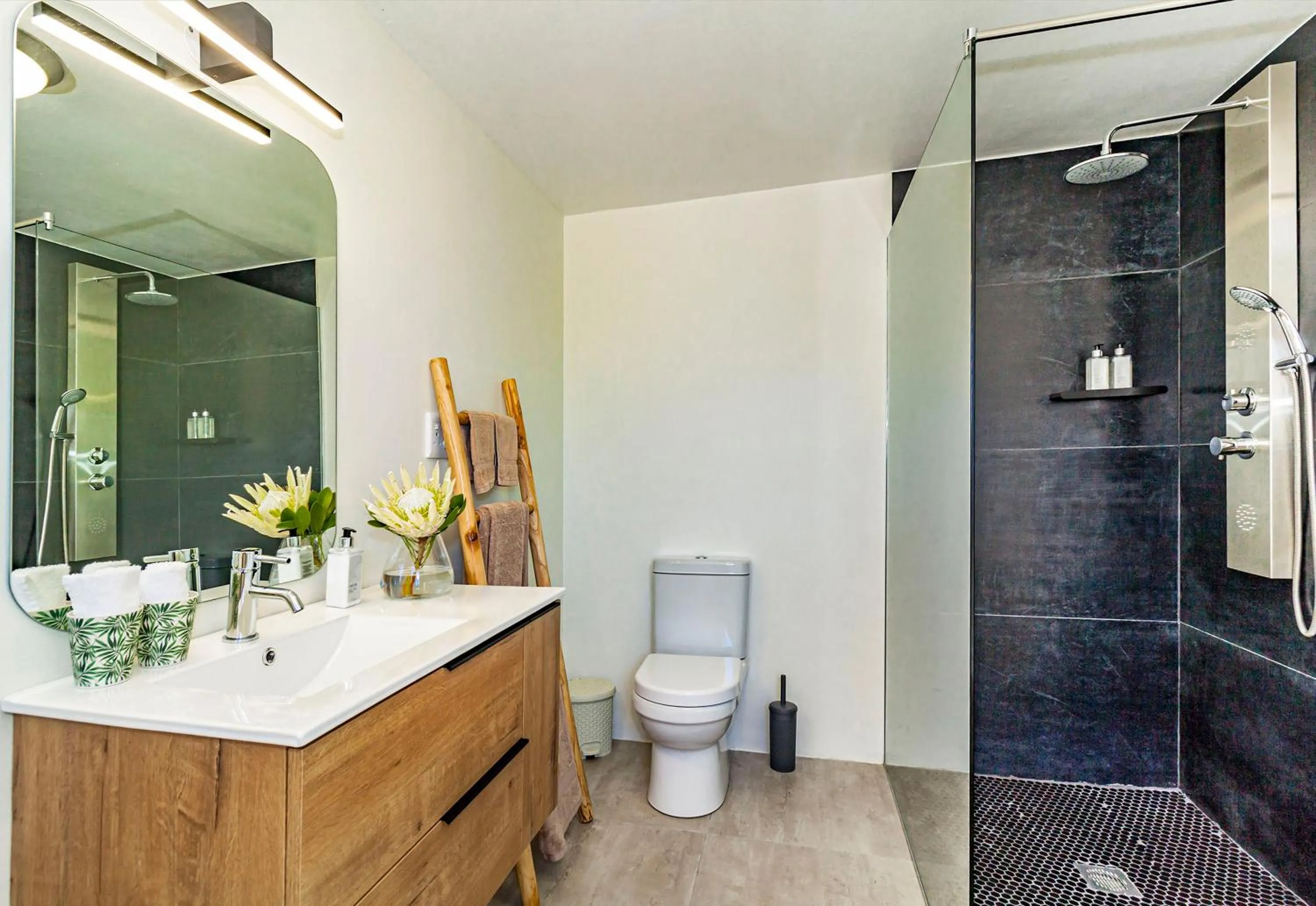 Shower in Morgen Guesthouse Somerset West