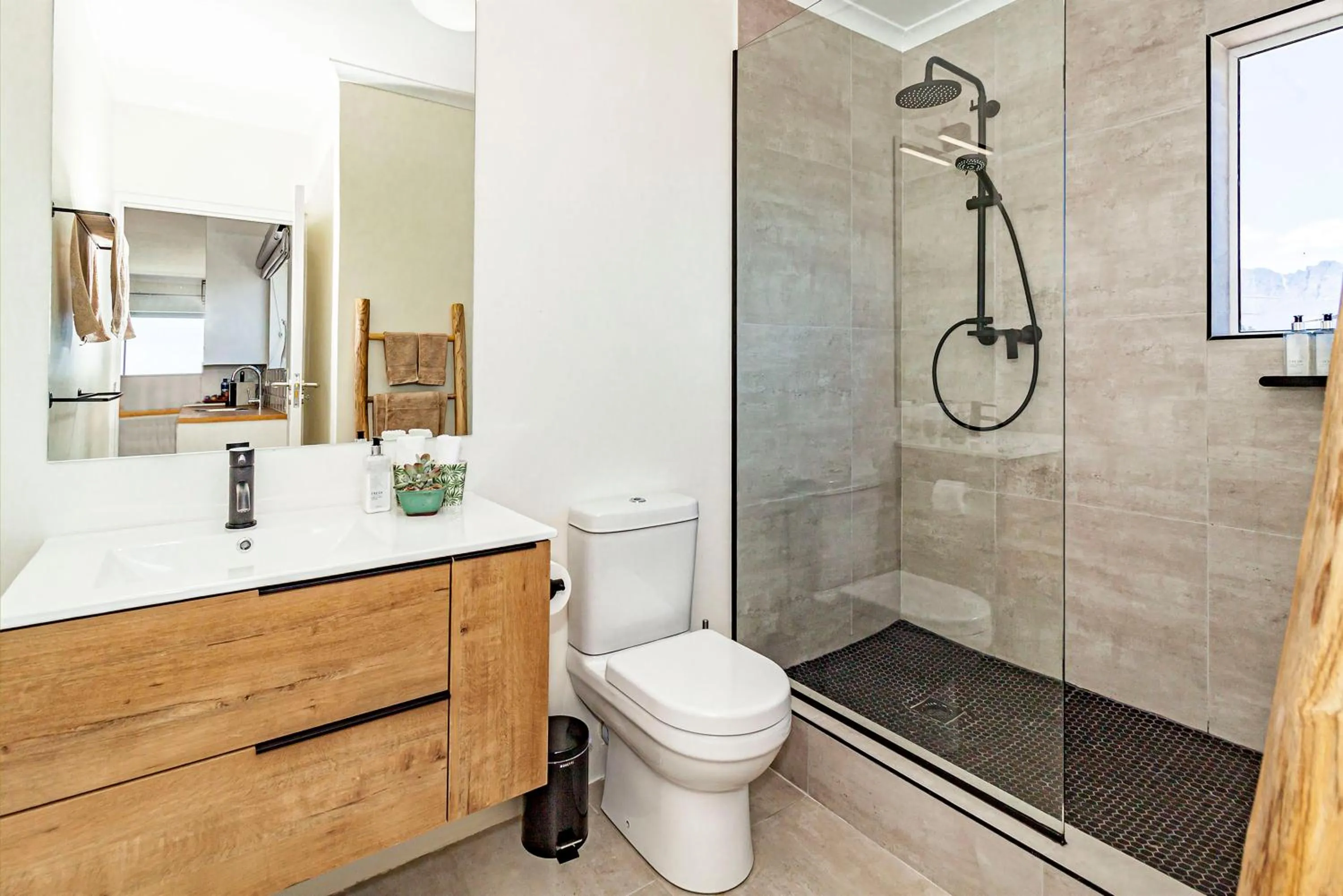 Shower in Morgen Guesthouse Somerset West