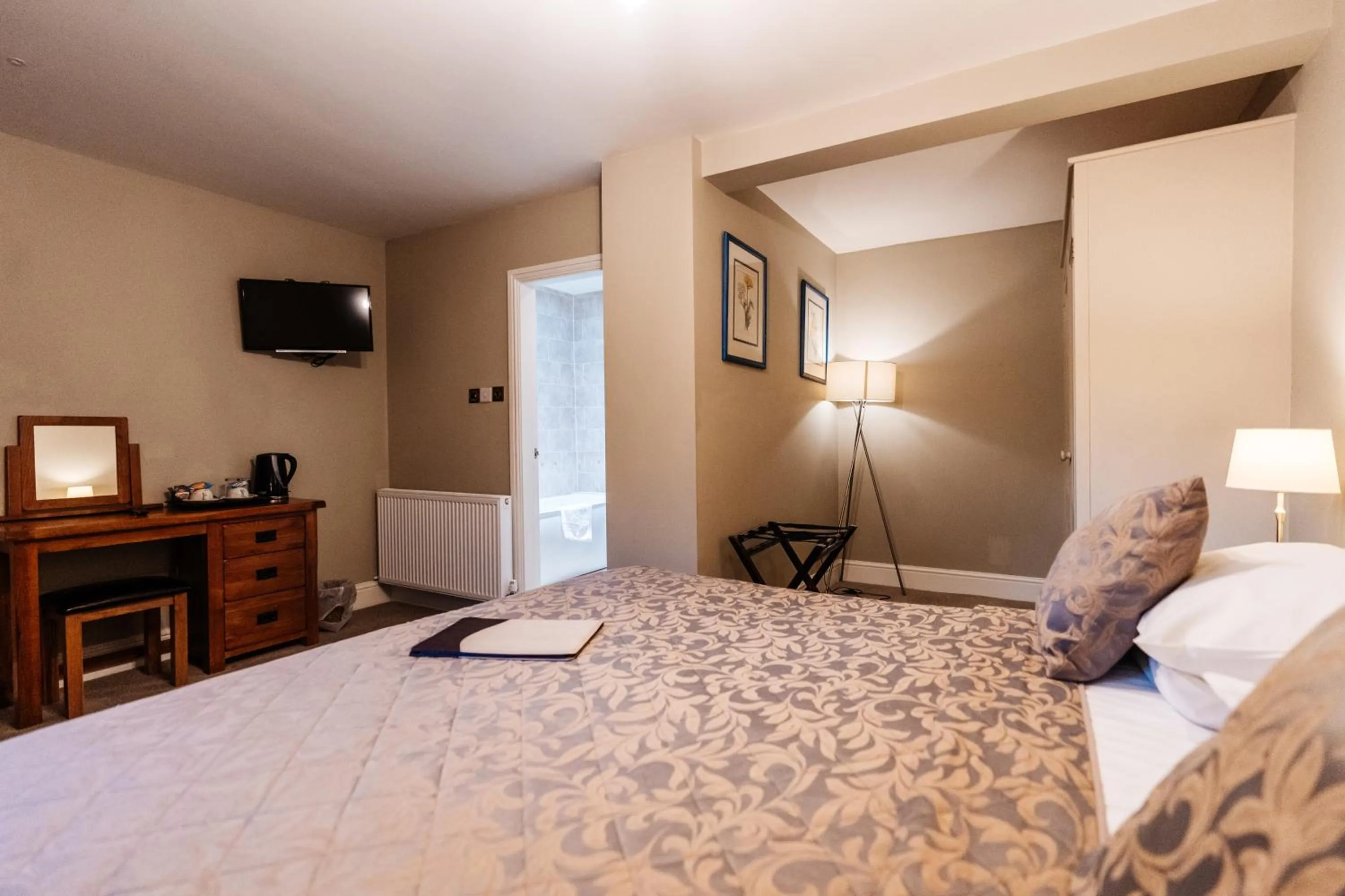 Photo of the whole room, Bed in The Plough Inn & Restaurant