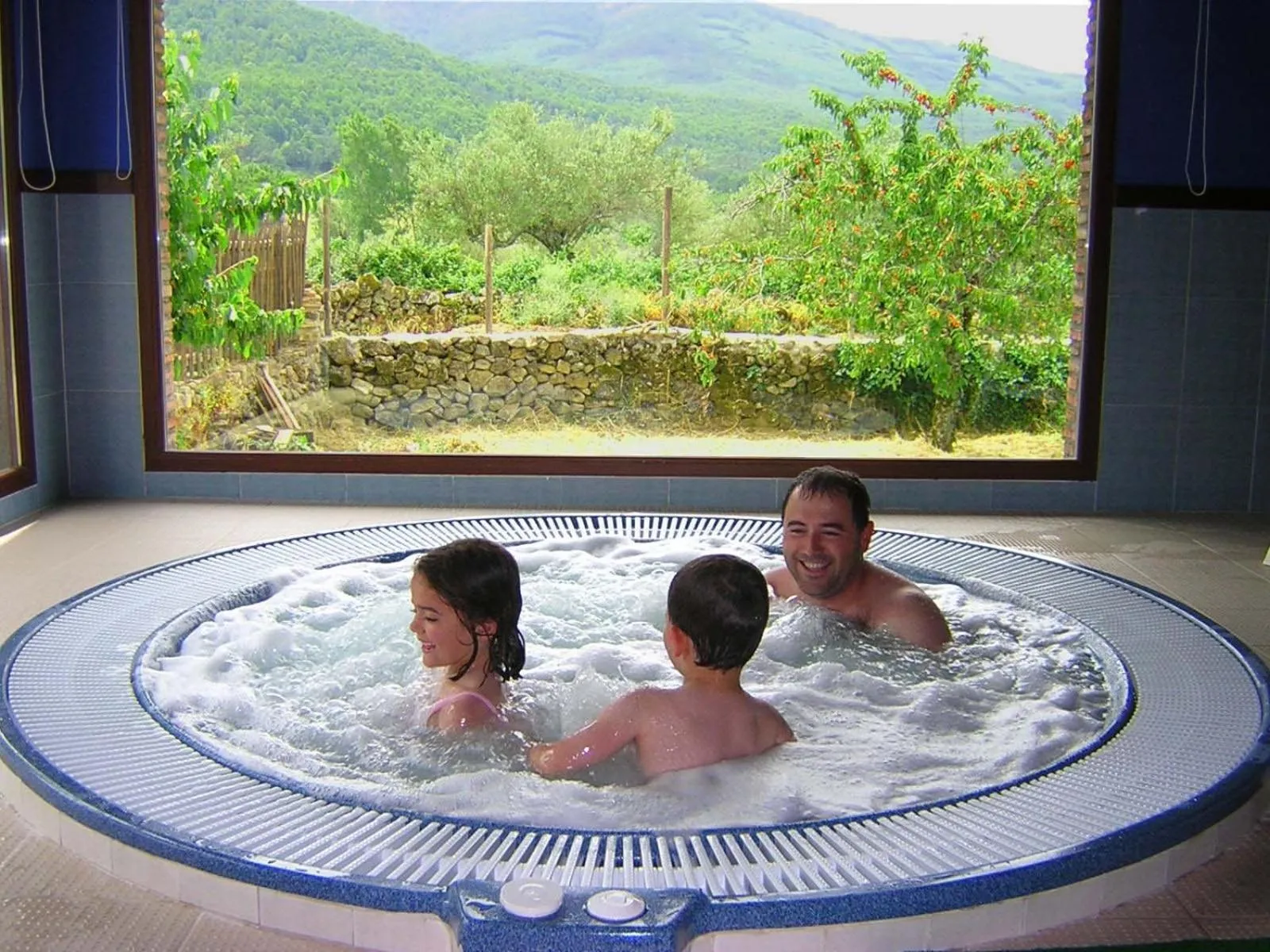 People in El Canchal de la Gallina -Cafetería -Aparcamiento gratis - Jacuzzi - Piscina de agua caliente abierta desde el 28 de Marzo
