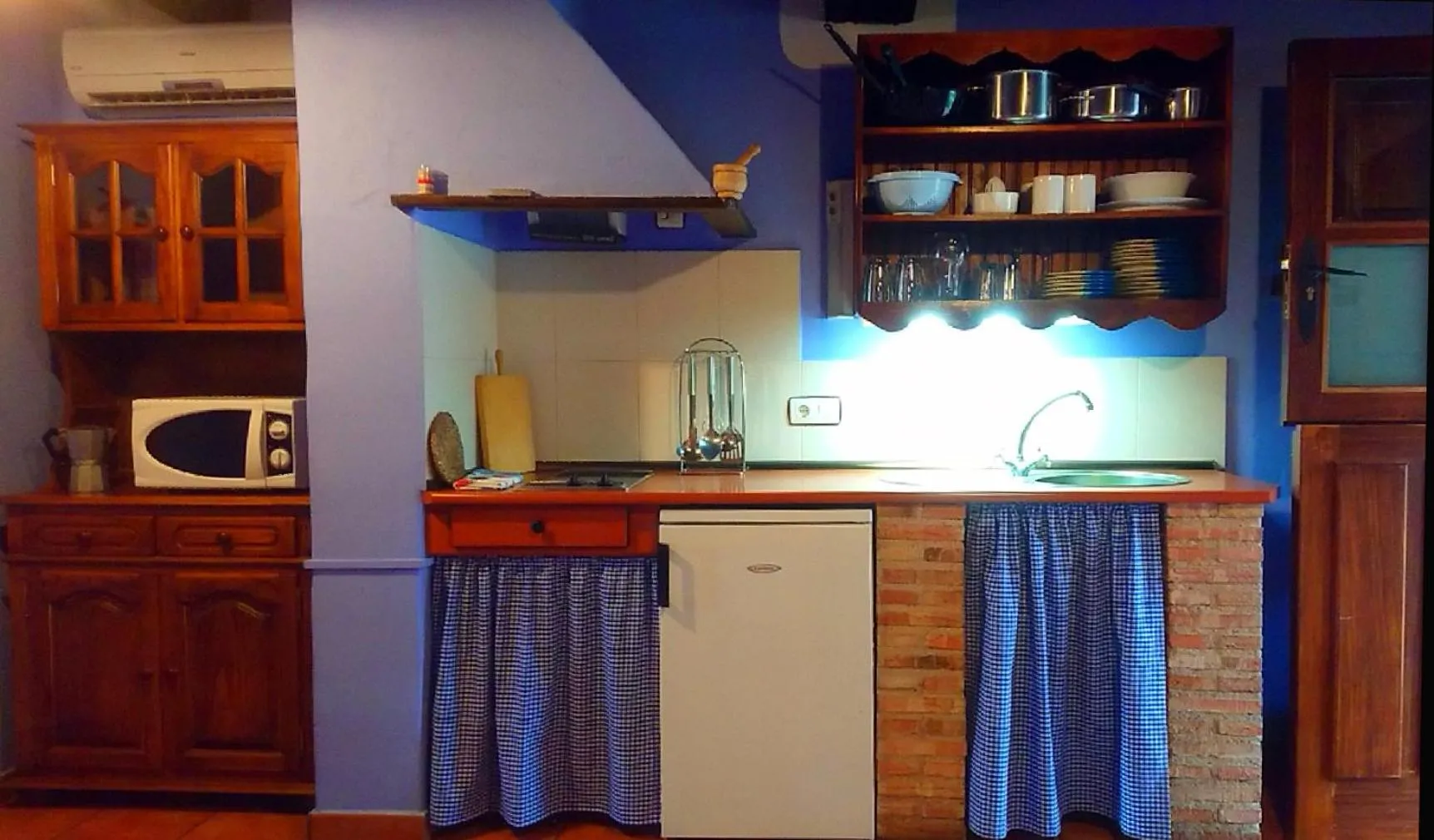 kitchen in El Canchal de la Gallina -Cafetería -Aparcamiento gratis - Jacuzzi - Piscina de agua caliente abierta desde el 28 de Marzo