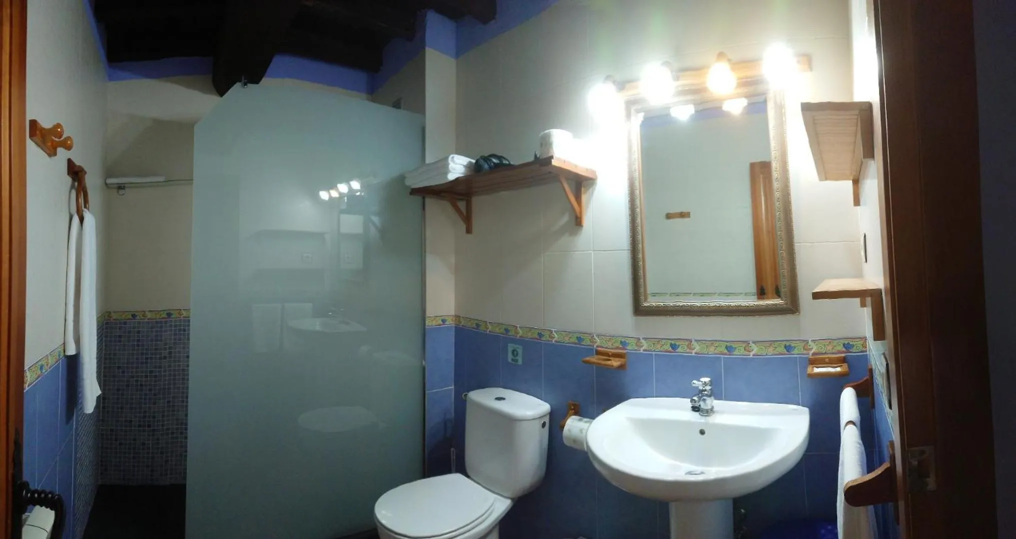 Toilet in El Canchal de la Gallina -Cafetería -Aparcamiento gratis - Jacuzzi - Piscina de agua caliente abierta desde el 28 de Marzo