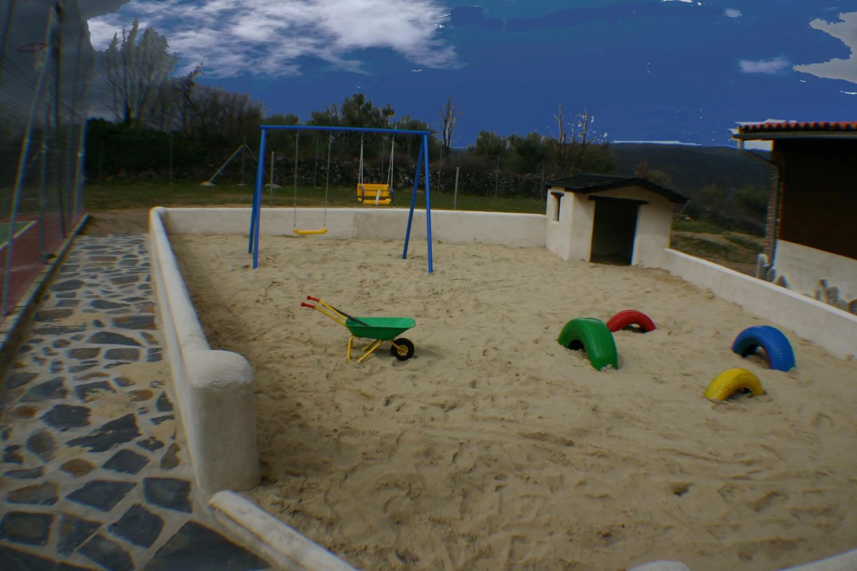 Children play ground in El Canchal de la Gallina -Cafetería -Aparcamiento gratis - Jacuzzi - Piscina de agua caliente abierta desde el 28 de Marzo
