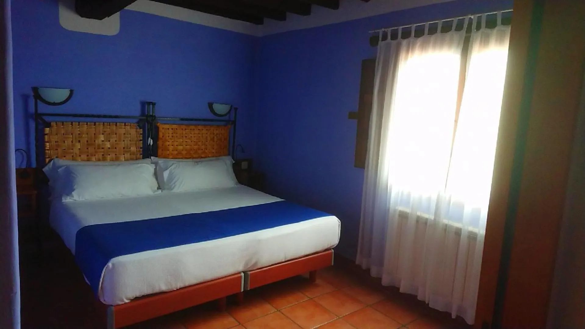 Bedroom, Bed in El Canchal de la Gallina -Cafetería -Aparcamiento gratis - Jacuzzi - Piscina de agua caliente abierta desde el 28 de Marzo