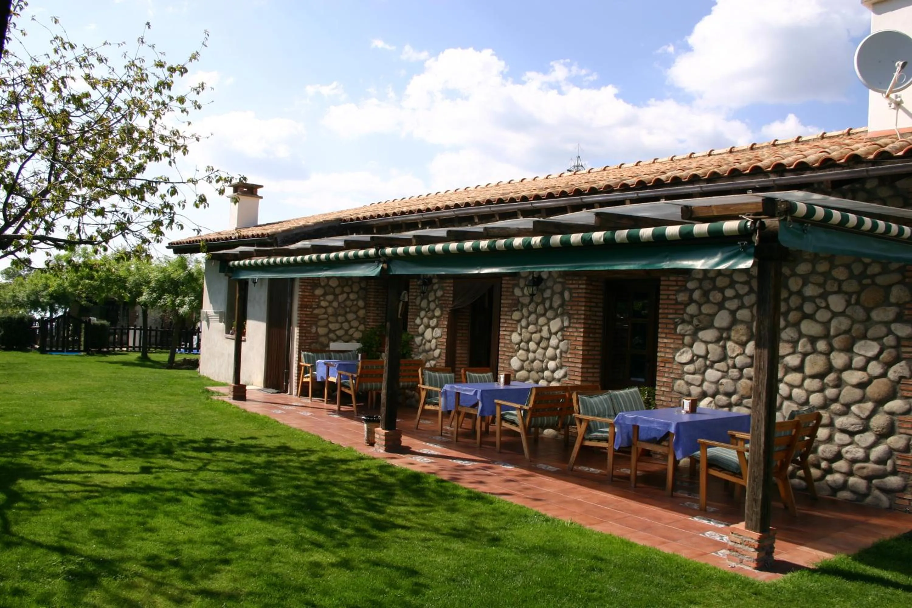 Lounge or bar in El Canchal de la Gallina -Cafetería -Aparcamiento gratis - Jacuzzi - Piscina de agua caliente abierta desde el 28 de Marzo
