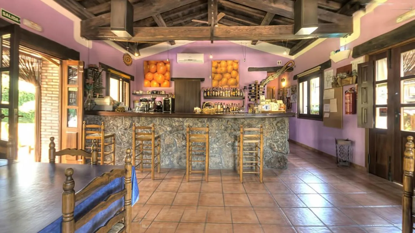 Restaurant/places to eat in El Canchal de la Gallina -Cafetería -Aparcamiento gratis - Jacuzzi - Piscina de agua caliente abierta desde el 28 de Marzo