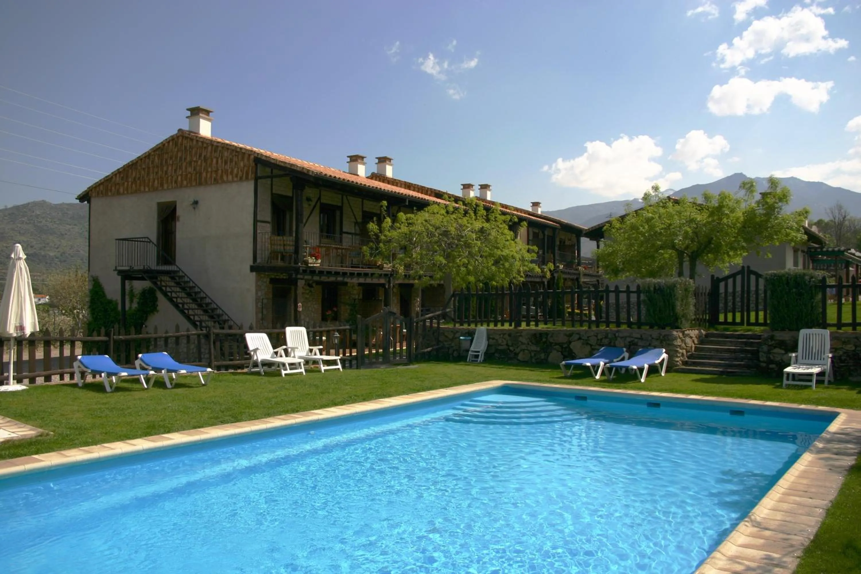 Swimming pool in El Canchal de la Gallina -Cafetería -Aparcamiento gratis - Jacuzzi - Piscina de agua caliente abierta desde el 28 de Marzo