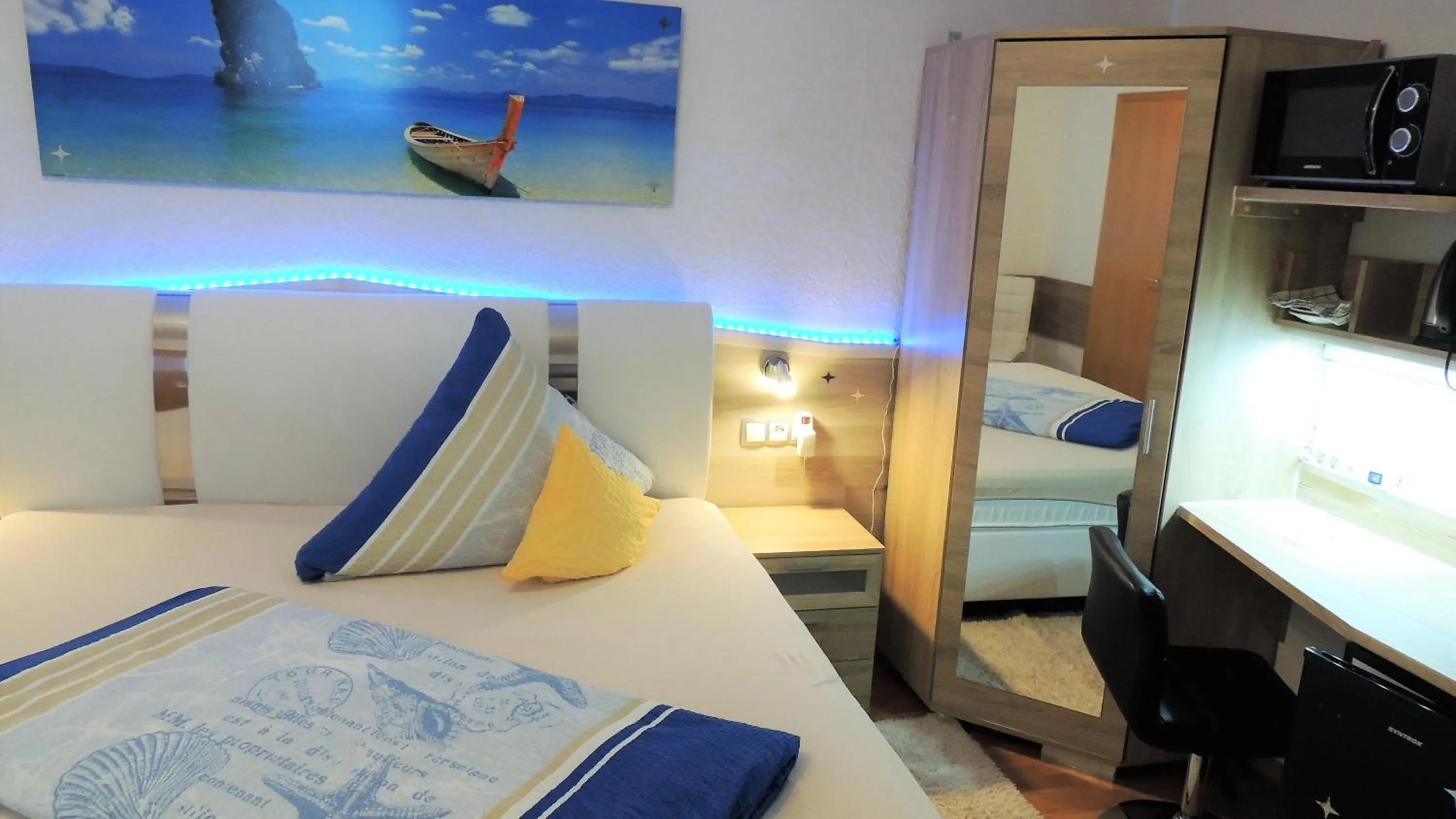 Photo of the whole room, Bed in Hotel Garni Rodenbach