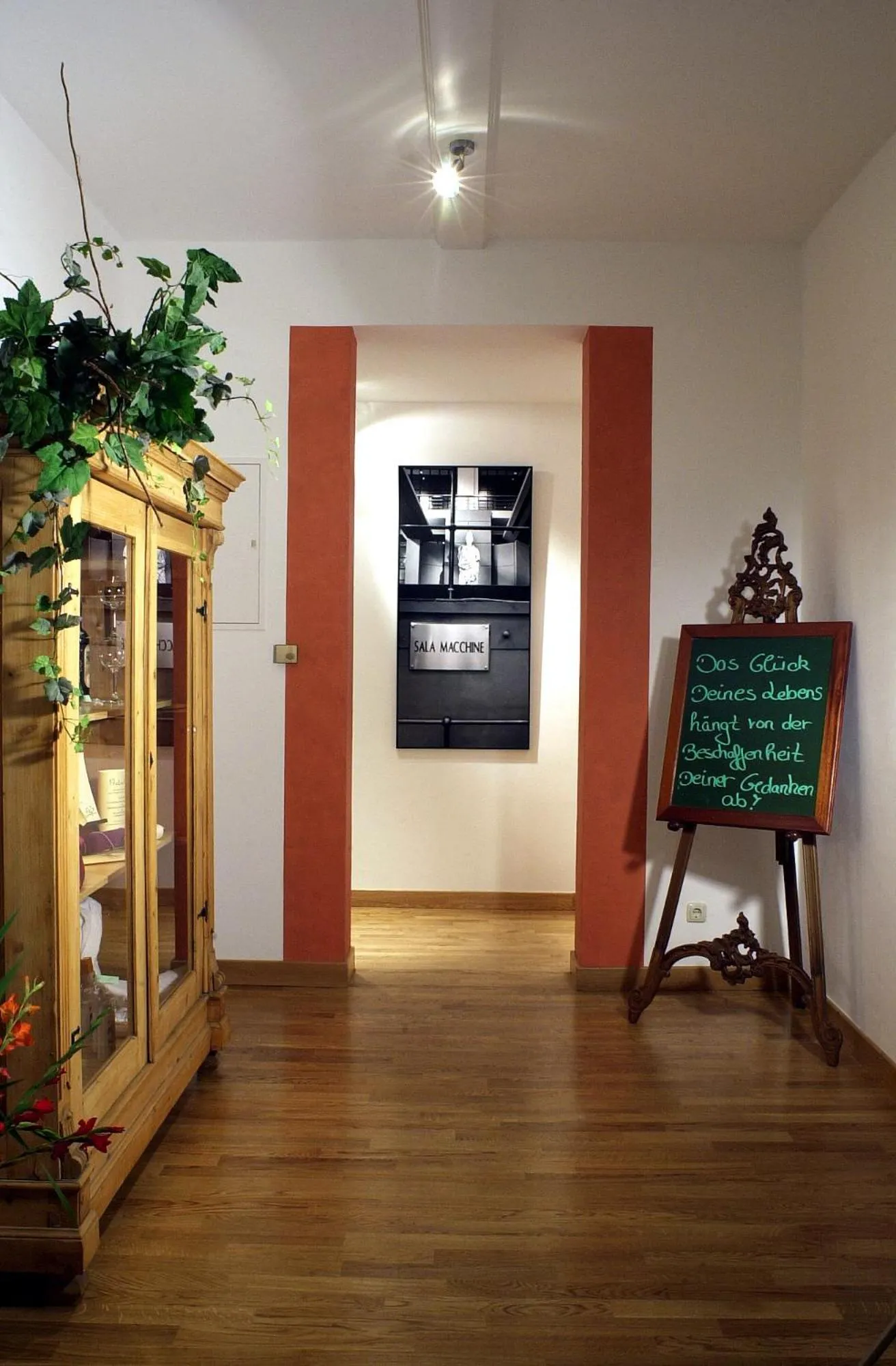 Restaurant/places to eat in Kress Hotel