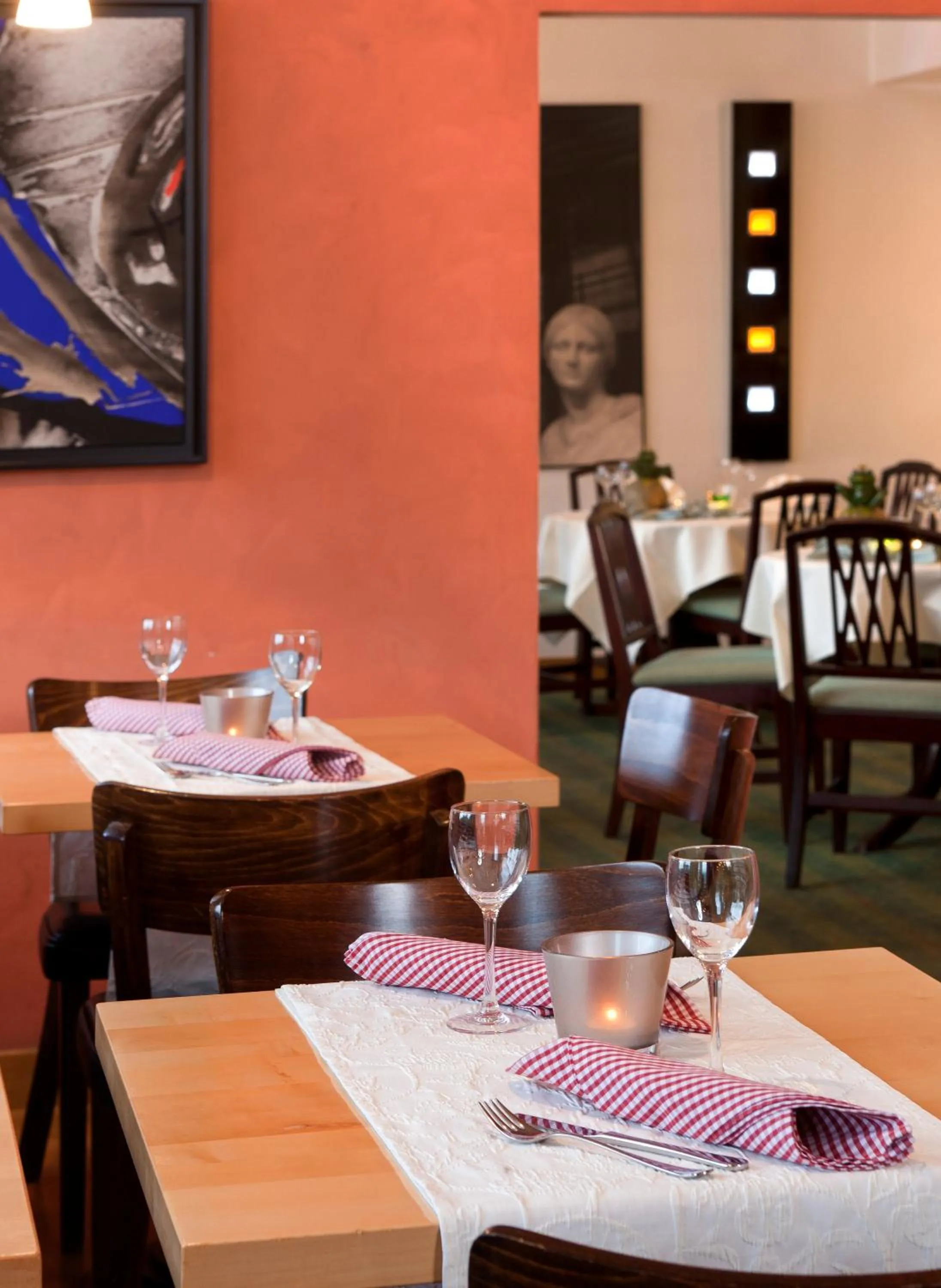 Restaurant/places to eat in Kress Hotel