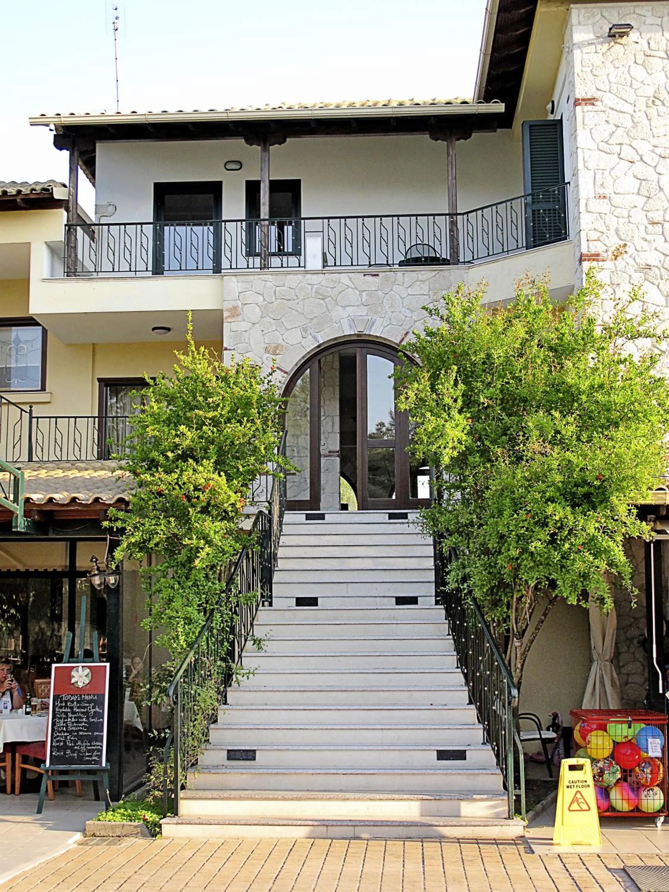 Facade/entrance in Lesse Hotel