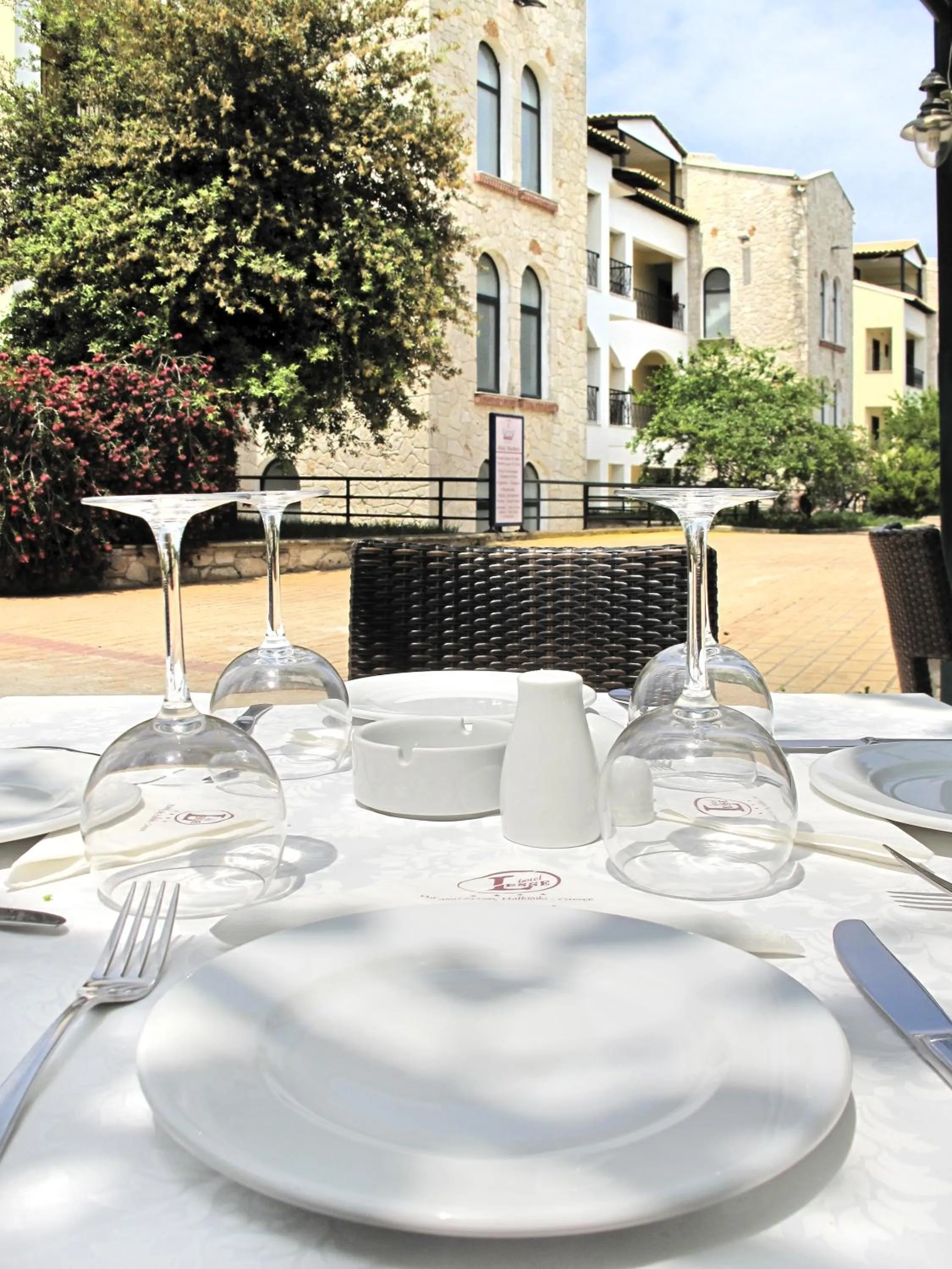 Restaurant/places to eat in Lesse Hotel