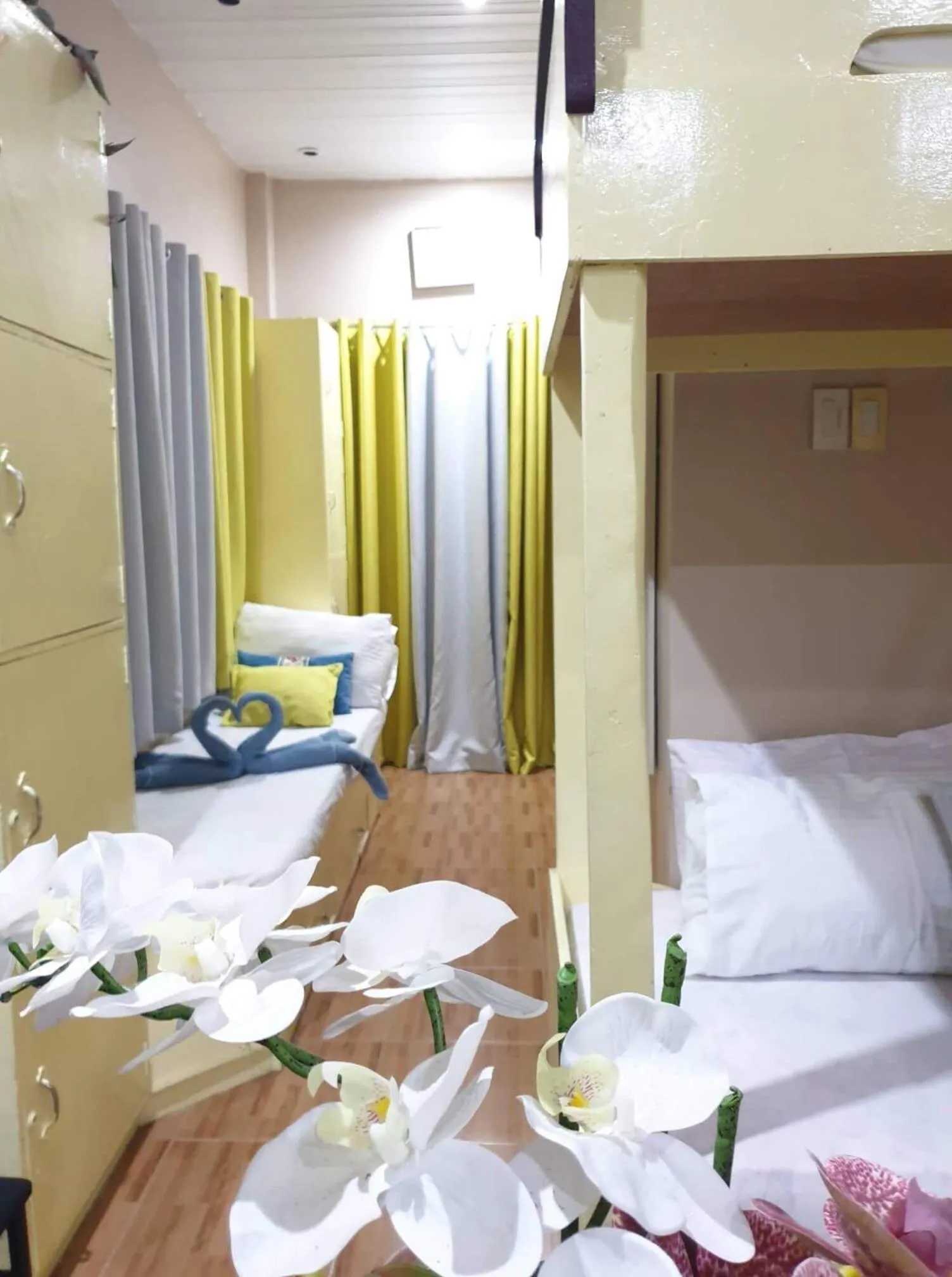 Photo of the whole room, Bed in Palompon lodge