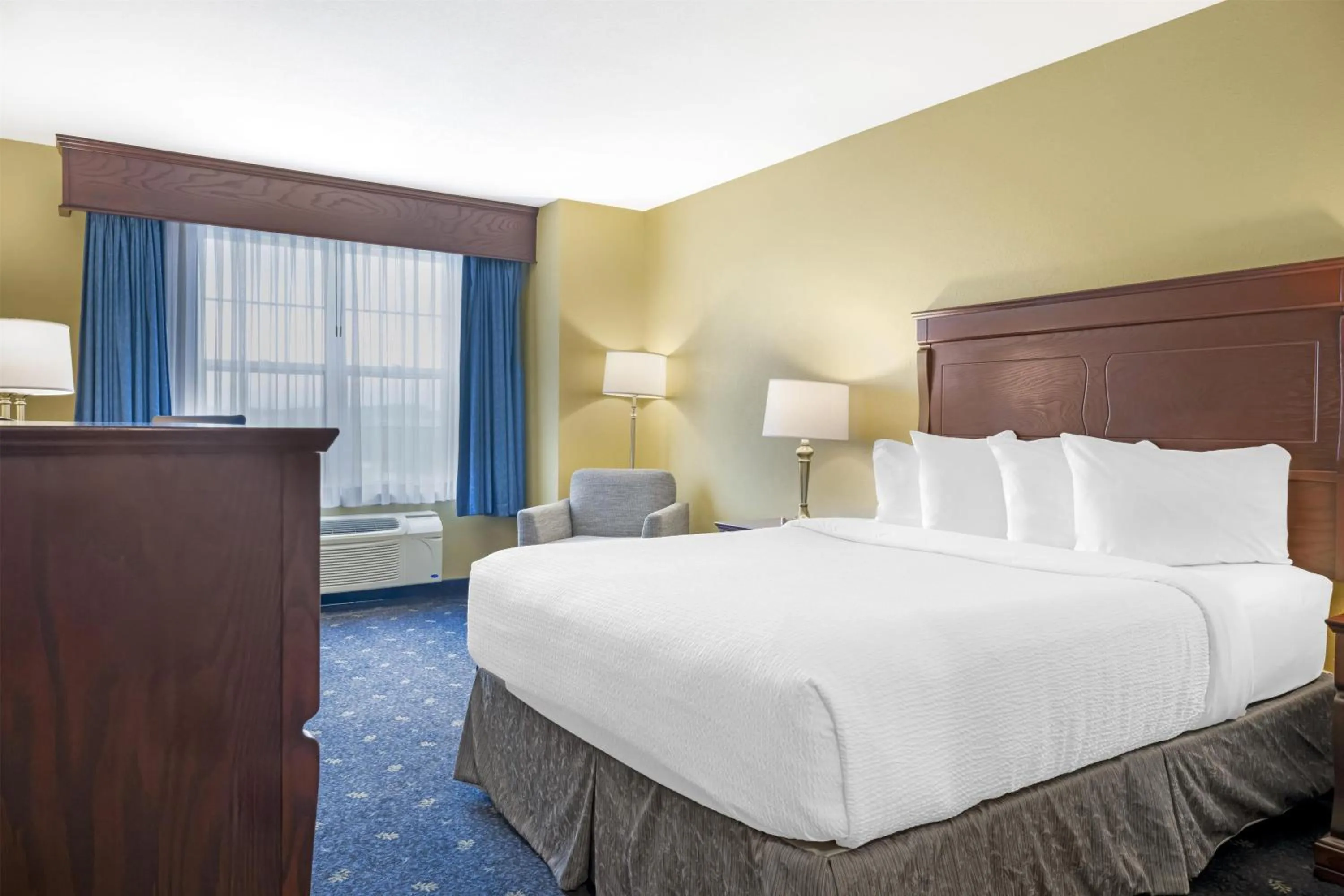 Bedroom, Bed in Best Western Plus Grand-Sault Hotel & Suites