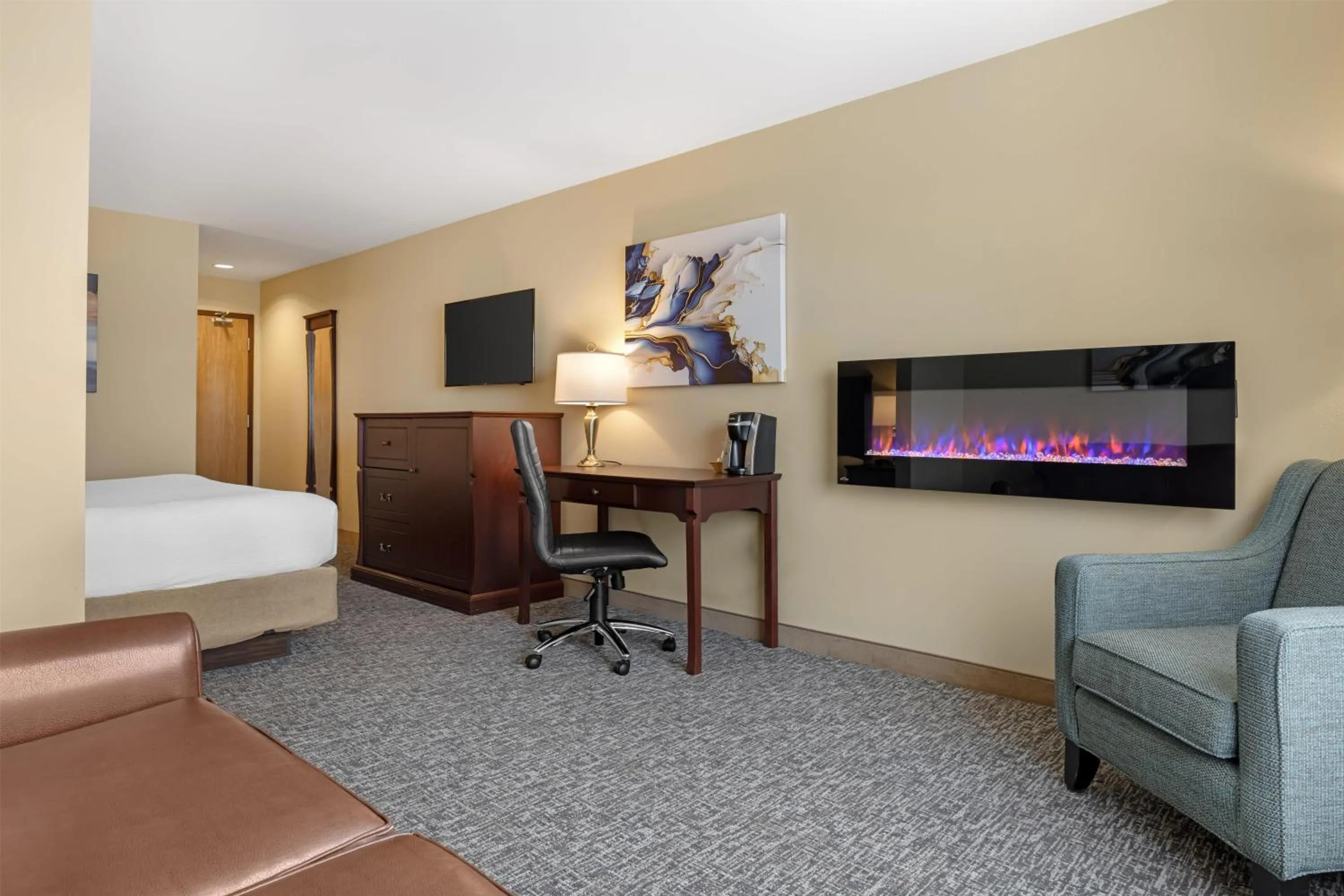 Bedroom, Bed in Best Western Plus Grand-Sault Hotel & Suites