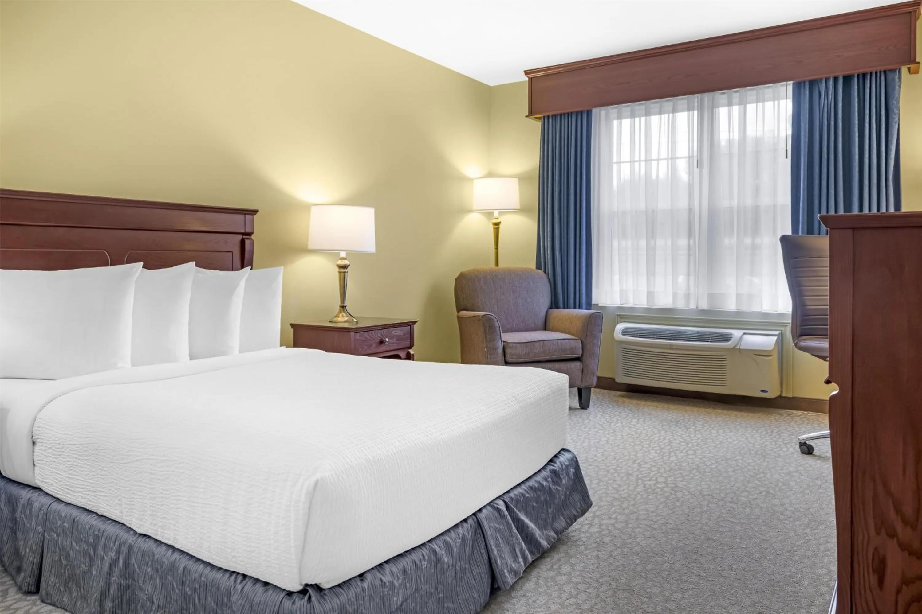 Bedroom, Bed in Best Western Plus Grand-Sault Hotel & Suites