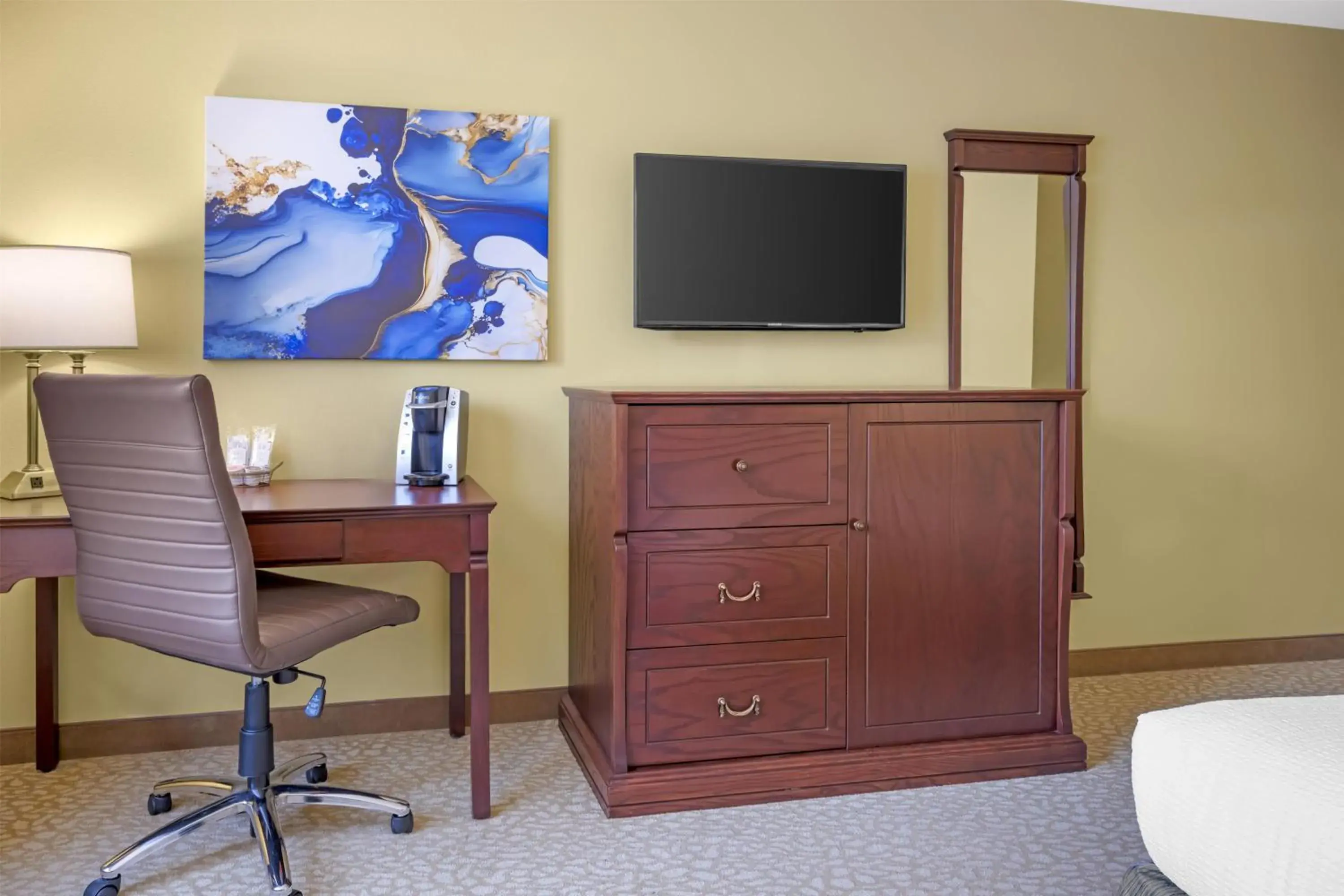 Bedroom in Best Western Plus Grand-Sault Hotel & Suites Bedroom in Best Western Plus Grand-Sault Hotel & Suites