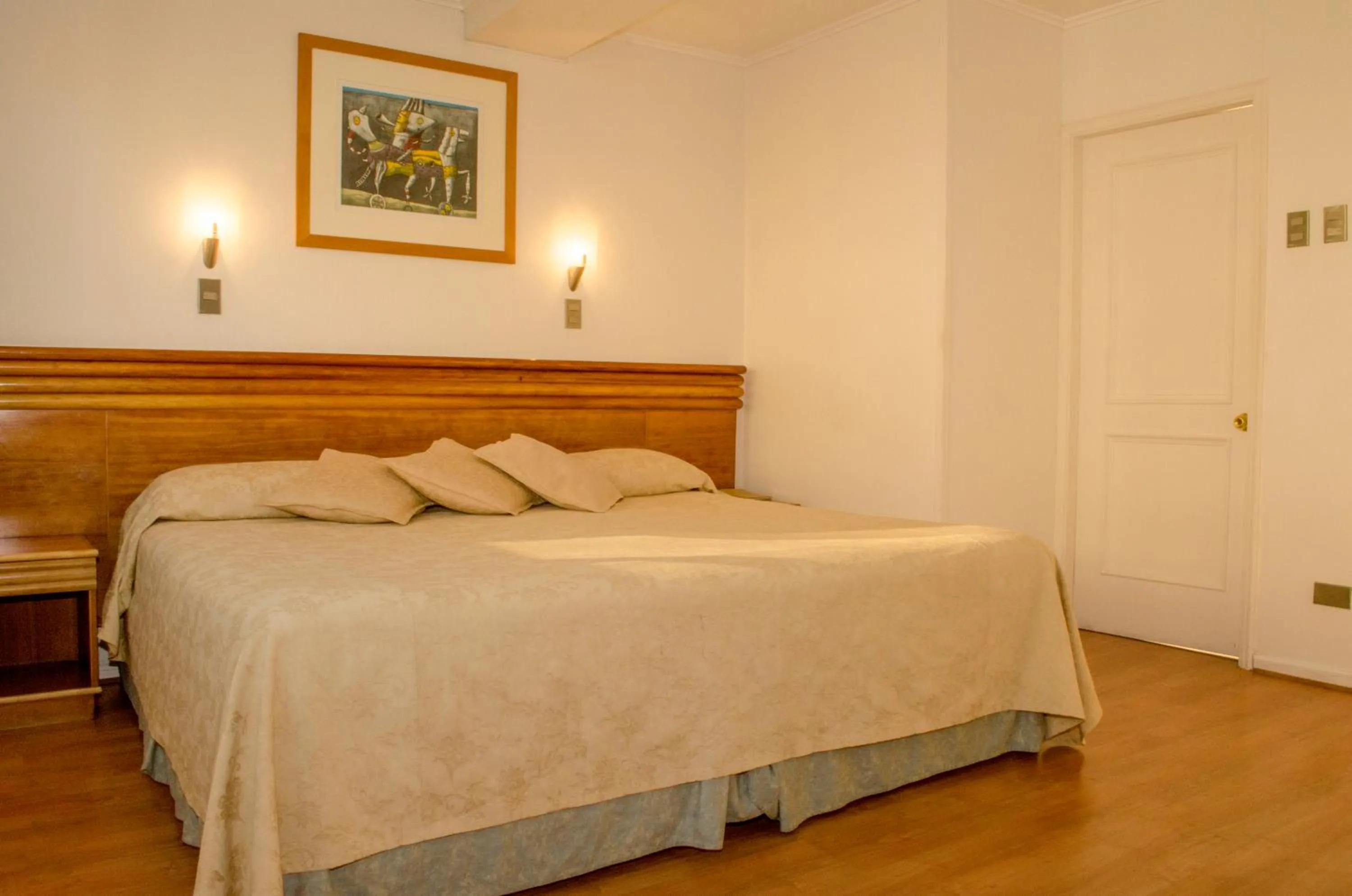 Photo of the whole room, Bed in LRH Viña del Mar and Convention Center