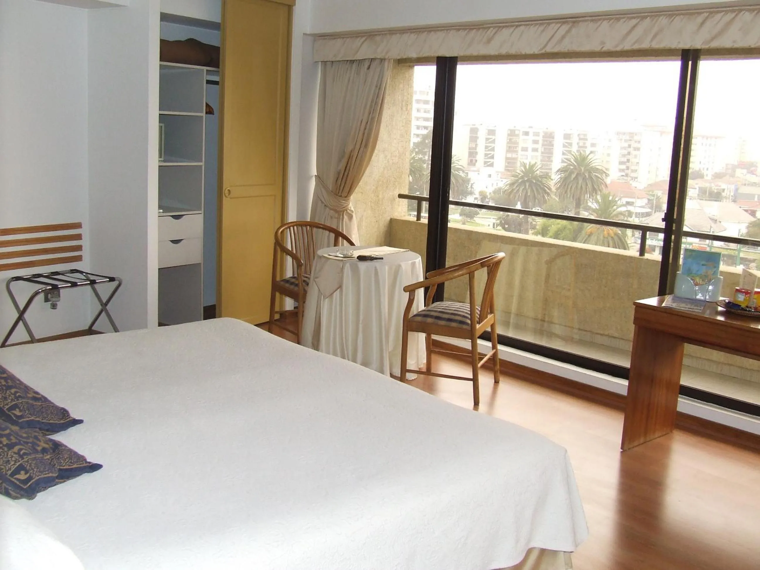 Photo of the whole room, Bed in LRH Viña del Mar and Convention Center