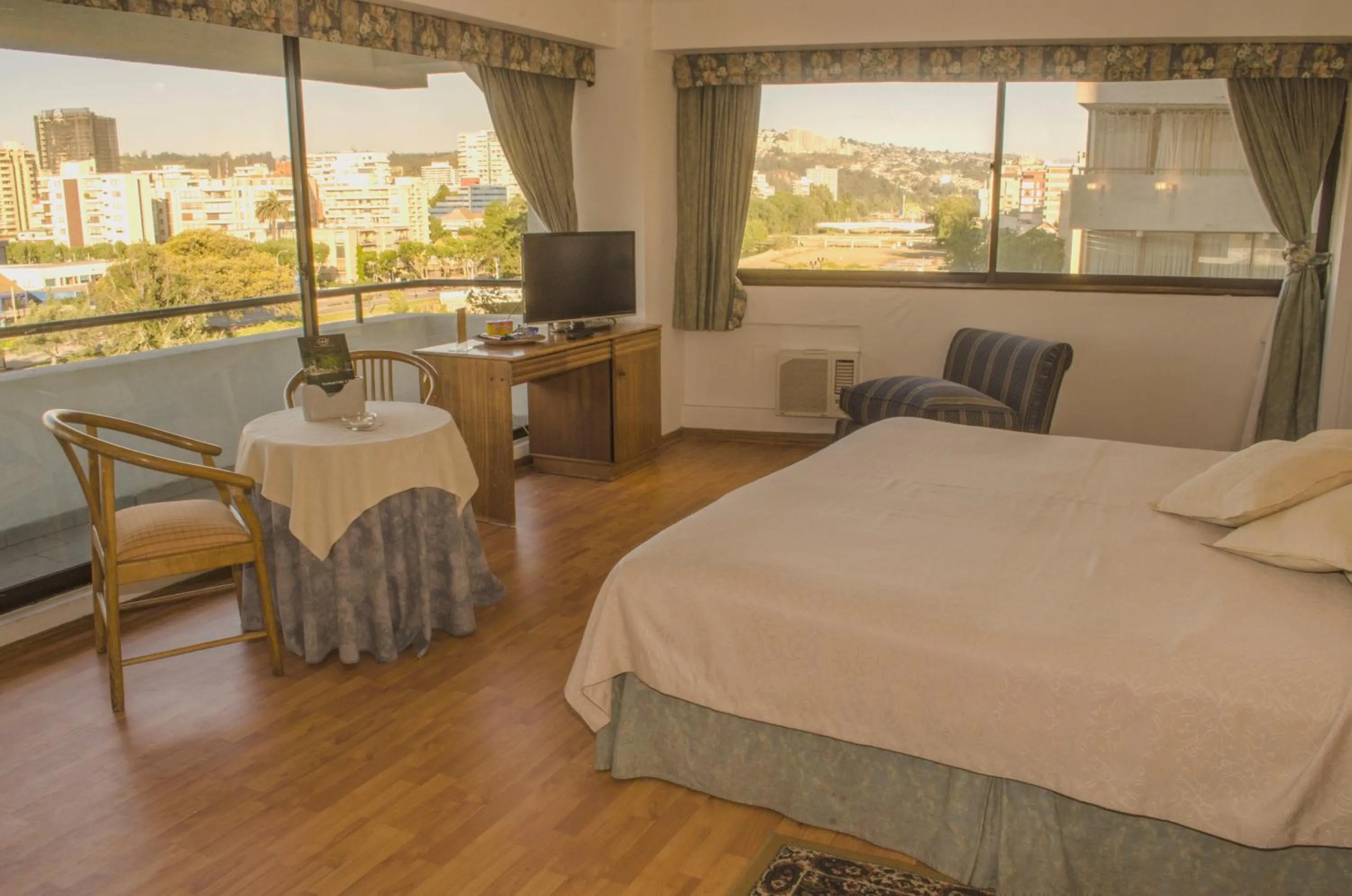 Photo of the whole room, Bed in LRH Viña del Mar and Convention Center