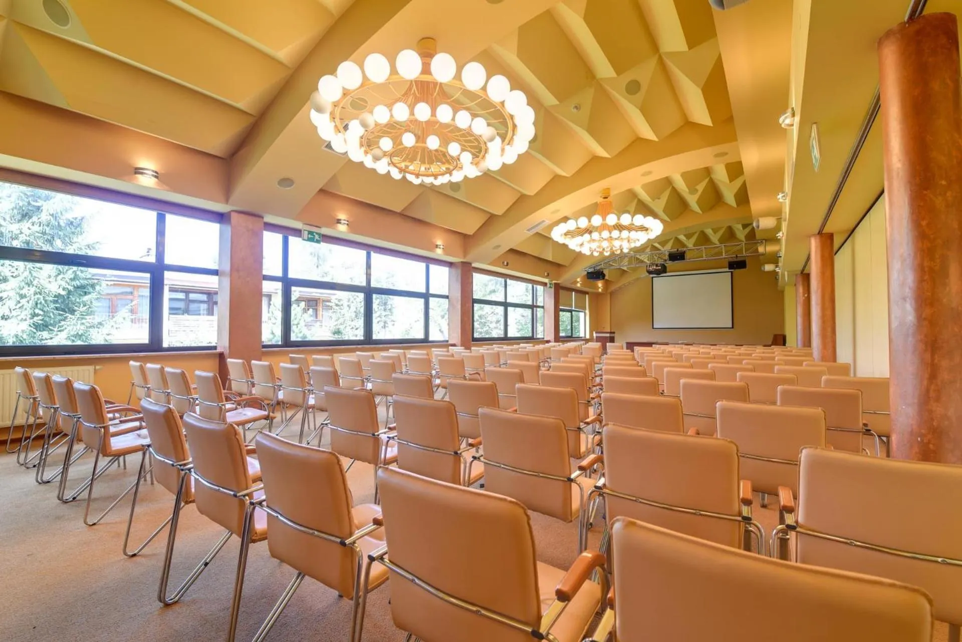 Business facilities in Hyrny