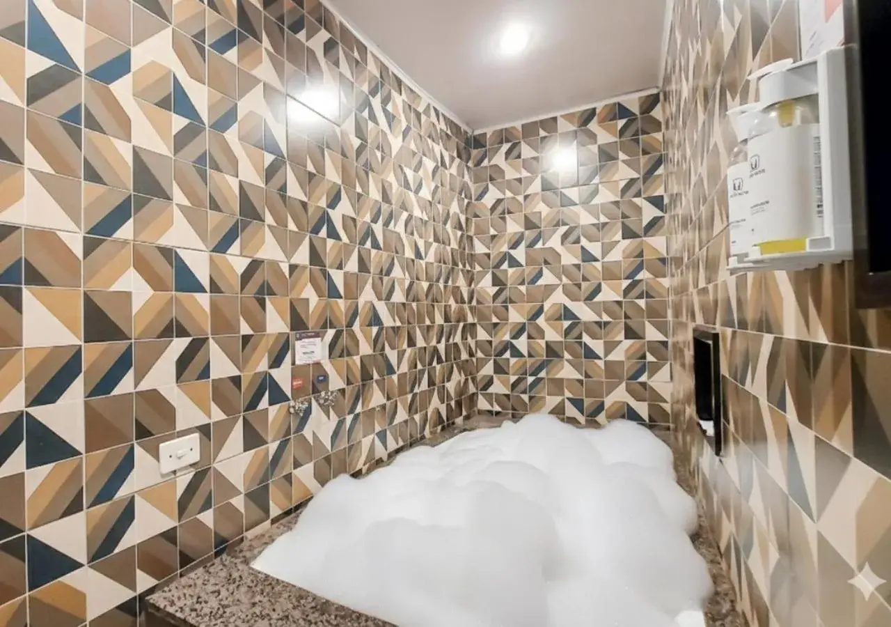 Hot Tub, Bed in Calamares Hotel São Caetano Hot Tub, Bed in Calamares Hotel São Caetano