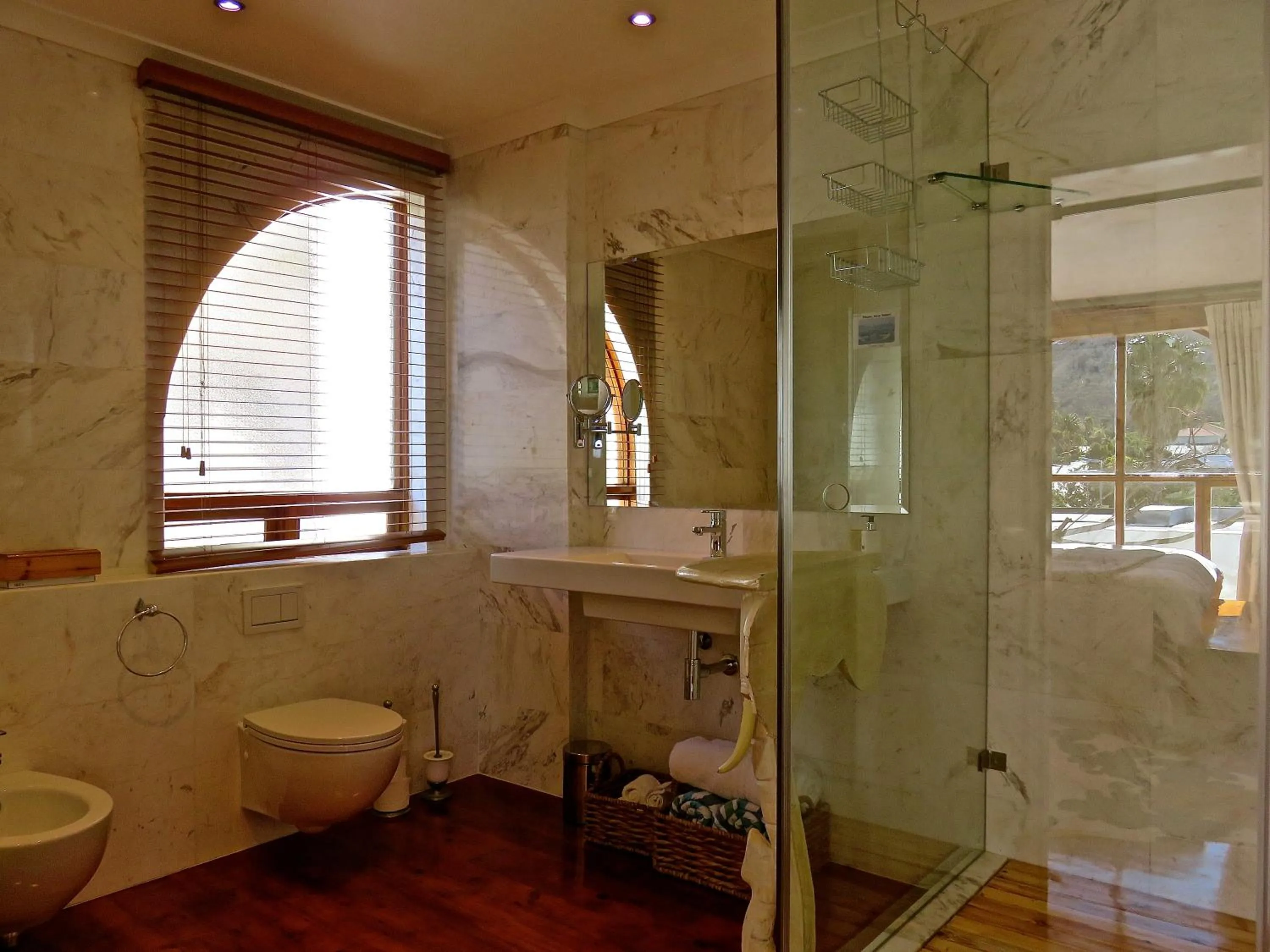 Shower in Boutique@10