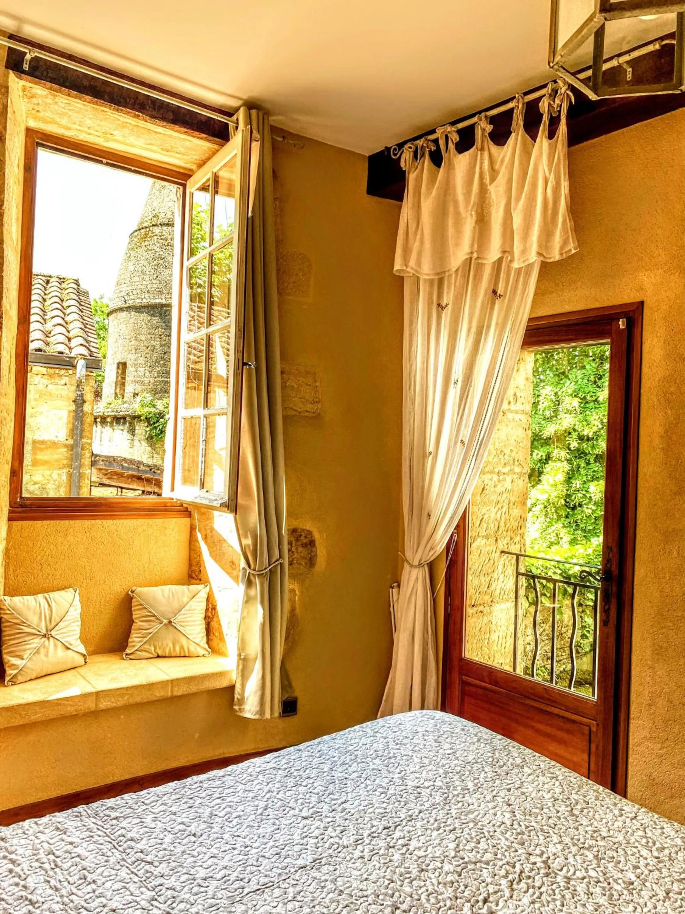 Bed in La Lanterne Chambres d'Hotes