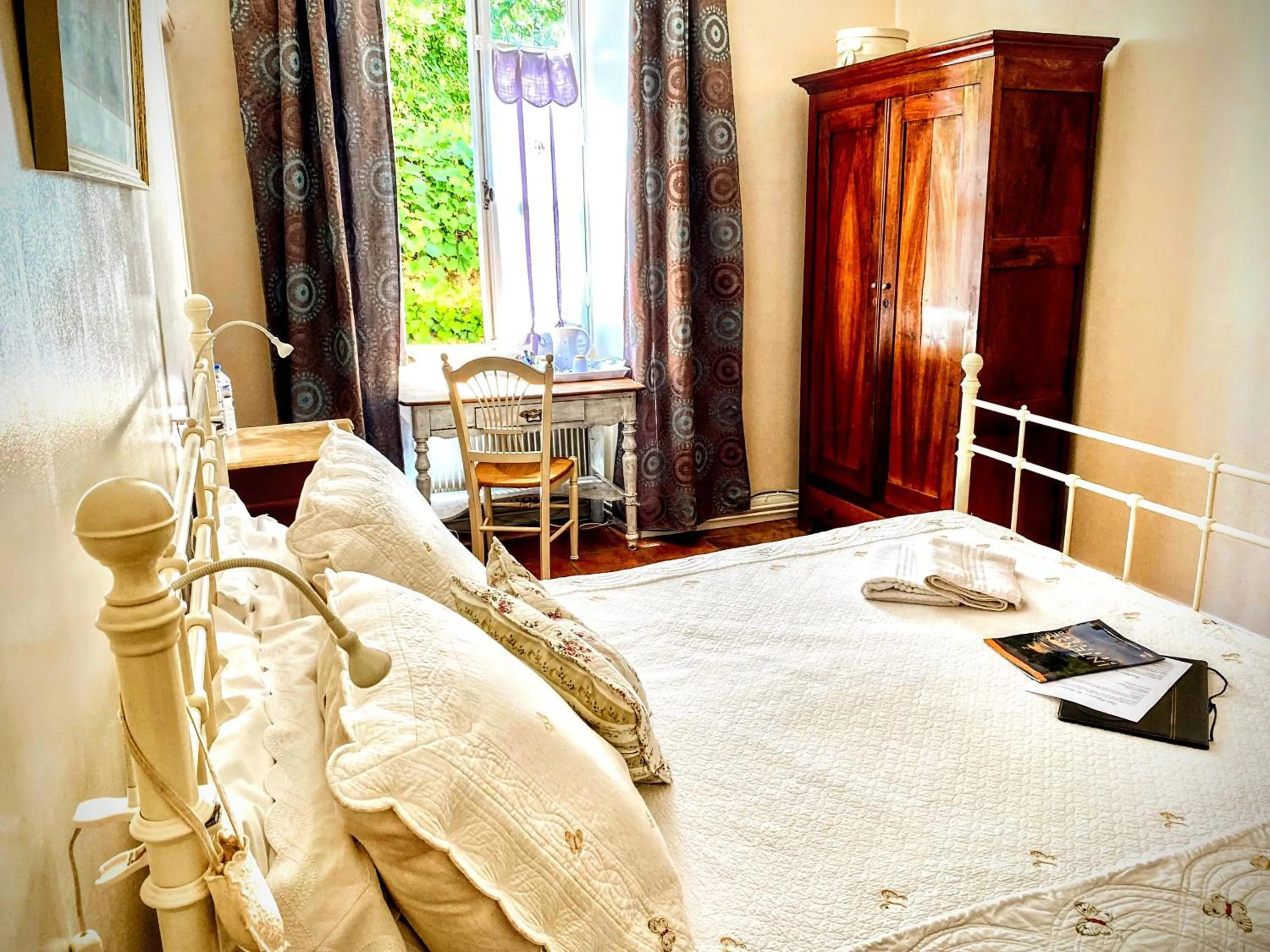 Bed in La Lanterne Chambres d'Hotes