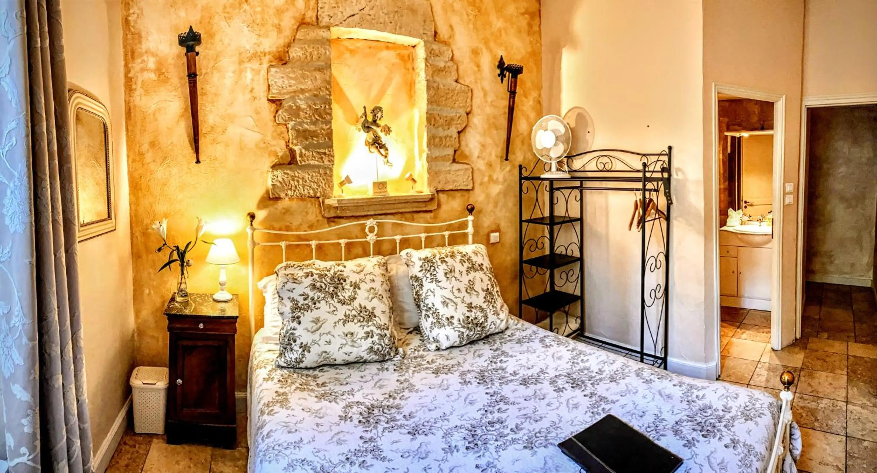 Bed in La Lanterne Chambres d'Hotes