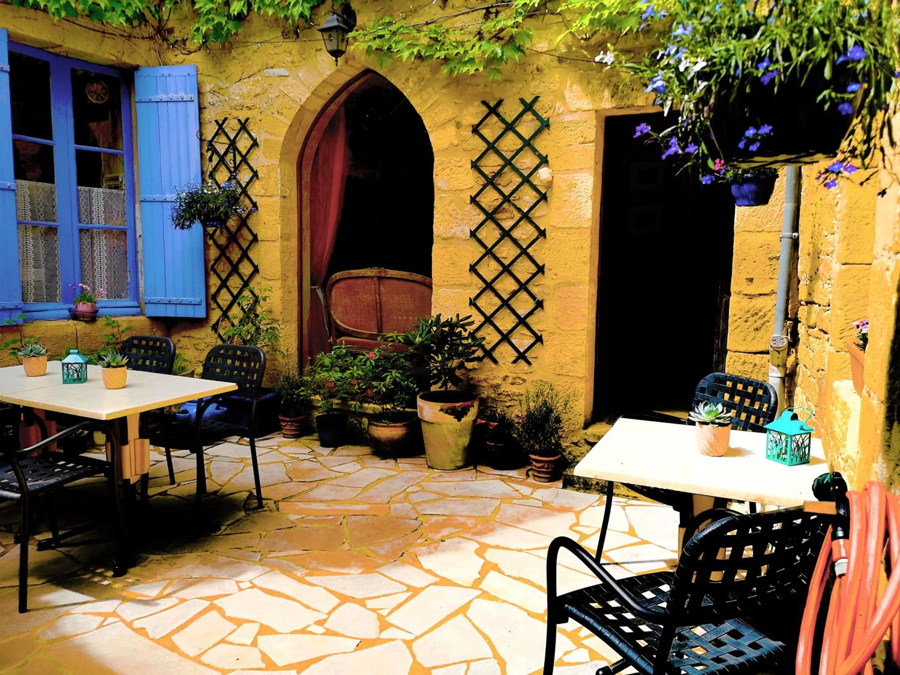 Patio in La Lanterne Chambres d'Hotes