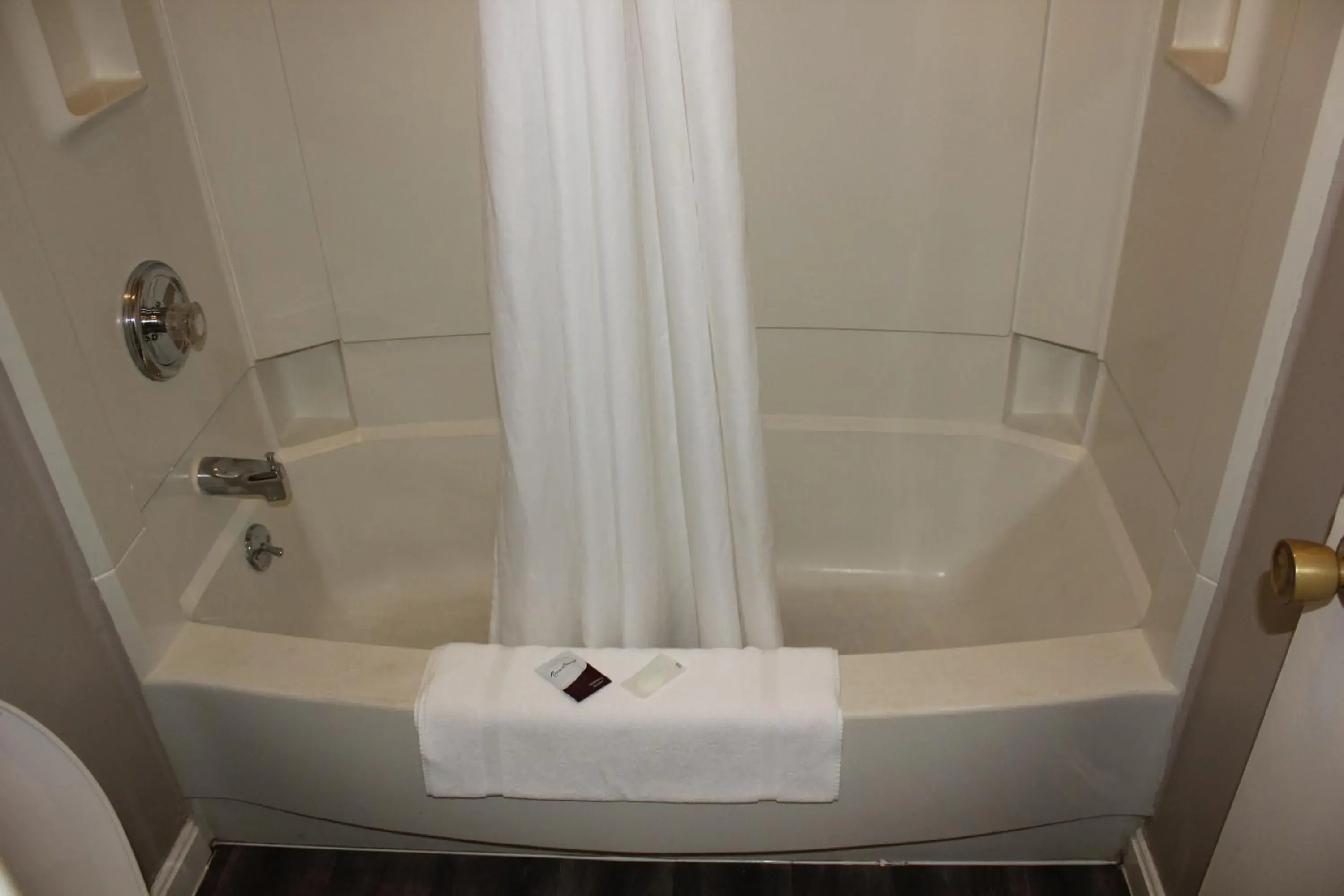 Bath, Bathroom in Red Carpet Inn - Louisville