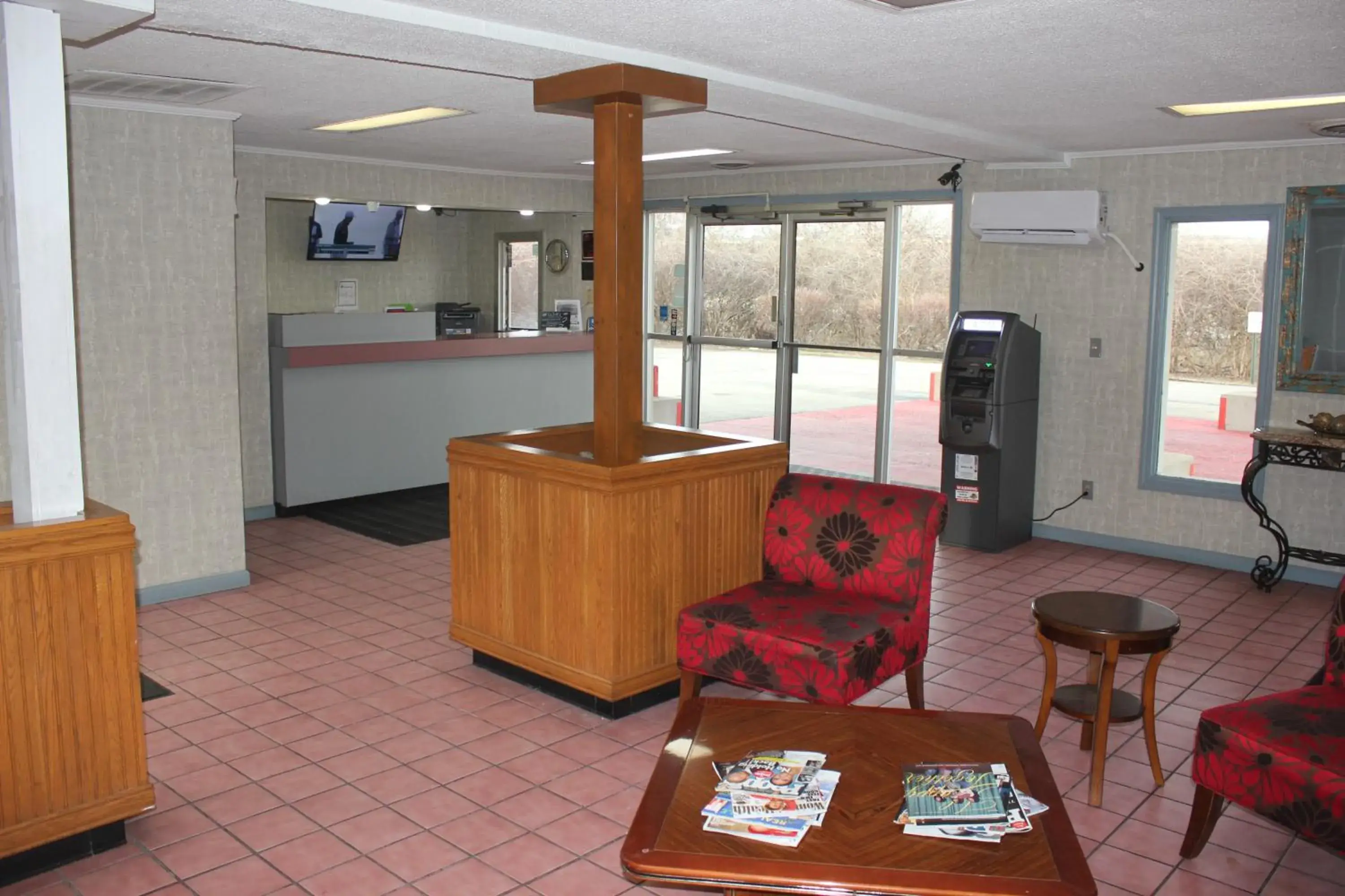 Communal lounge/ TV room, Lobby/Reception in Red Carpet Inn - Louisville