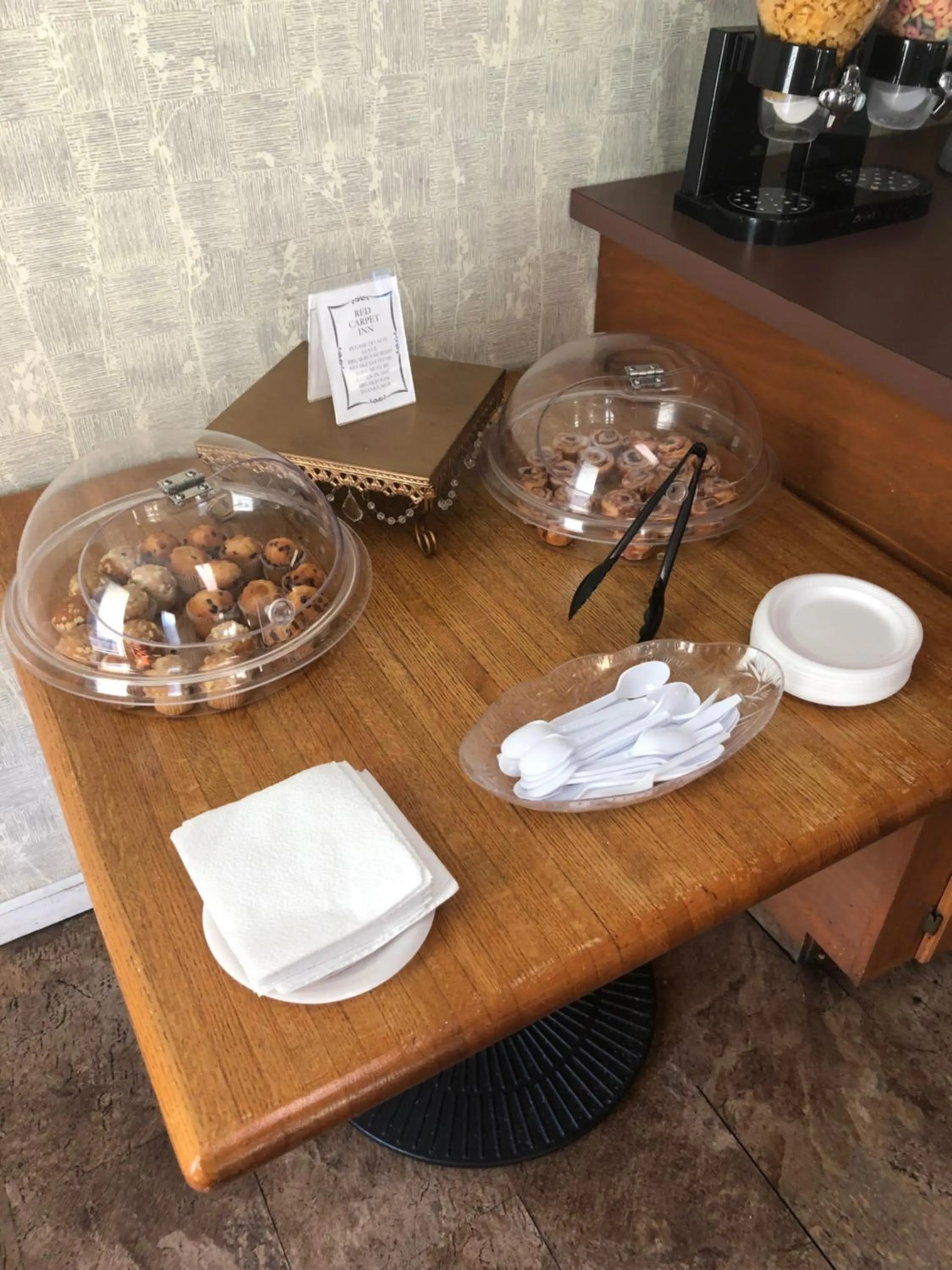 Breakfast in Red Carpet Inn - Louisville