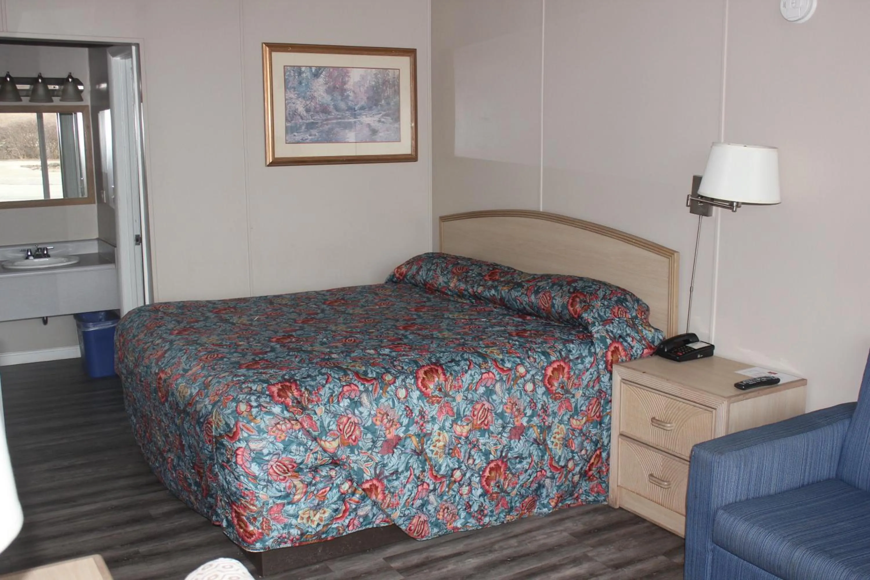 Bed in Red Carpet Inn - Louisville