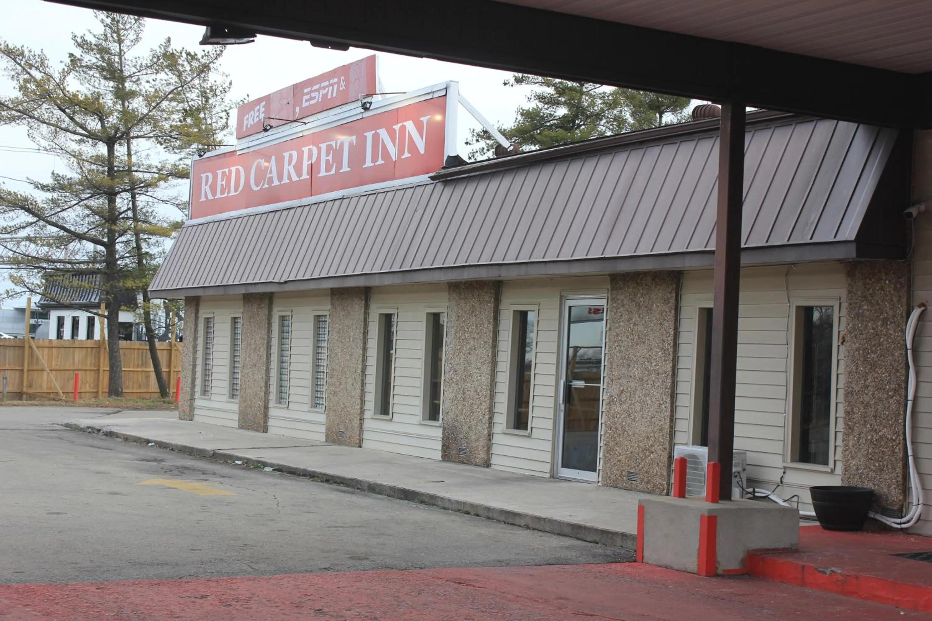 Property building in Red Carpet Inn - Louisville