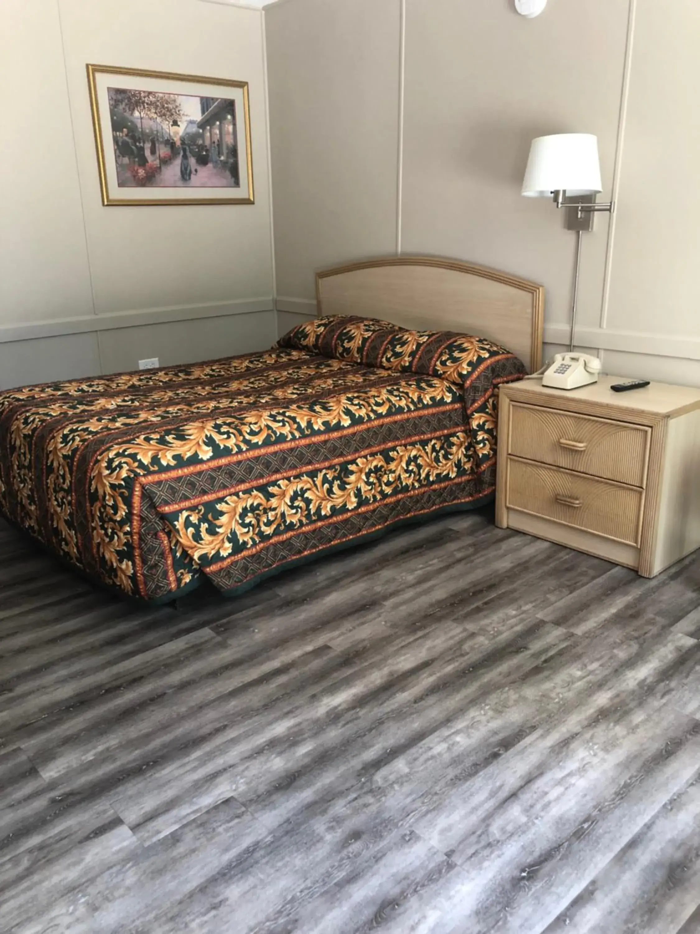 Bed in Red Carpet Inn - Louisville