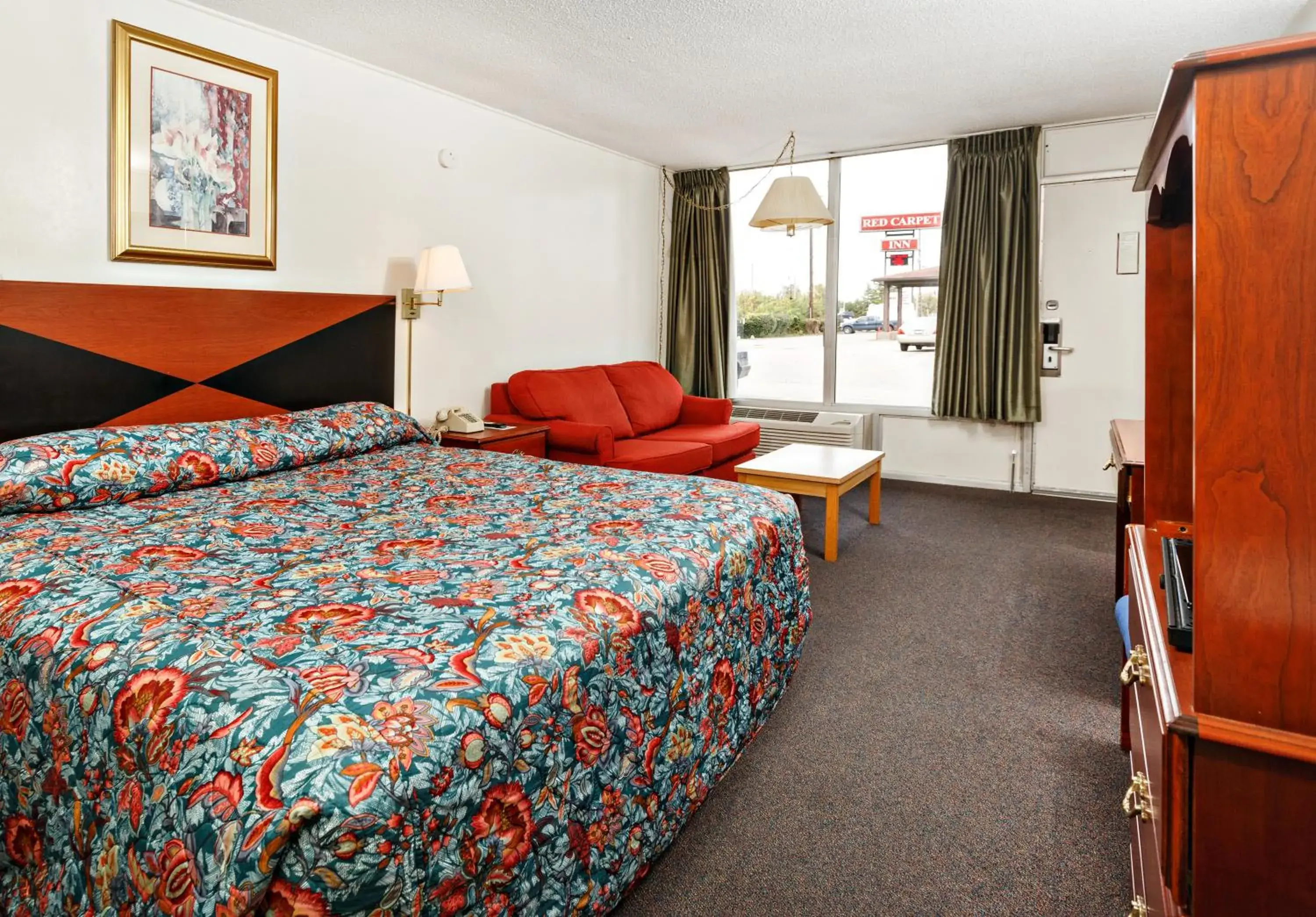 Bed in Red Carpet Inn - Louisville