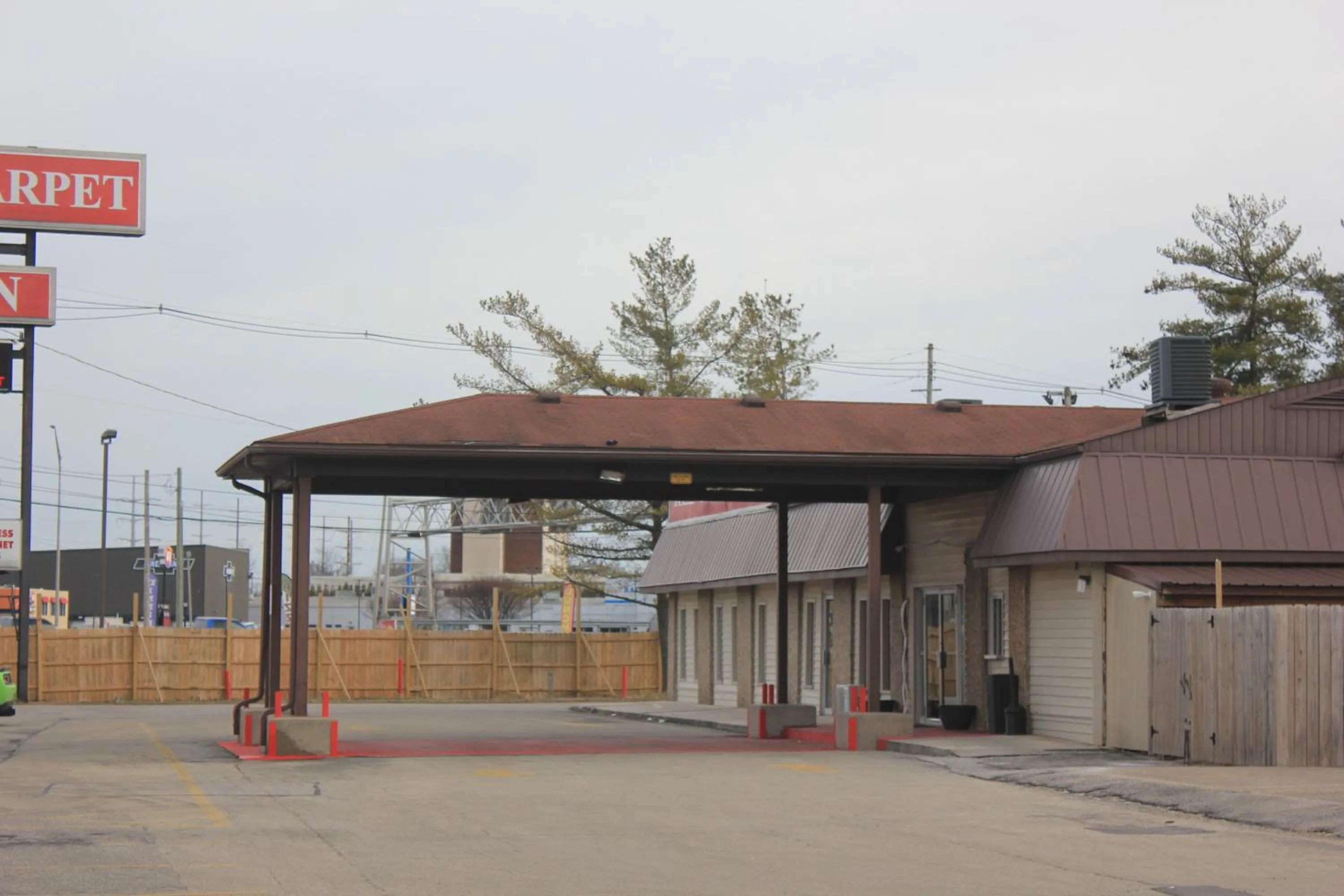 Property building in Red Carpet Inn - Louisville