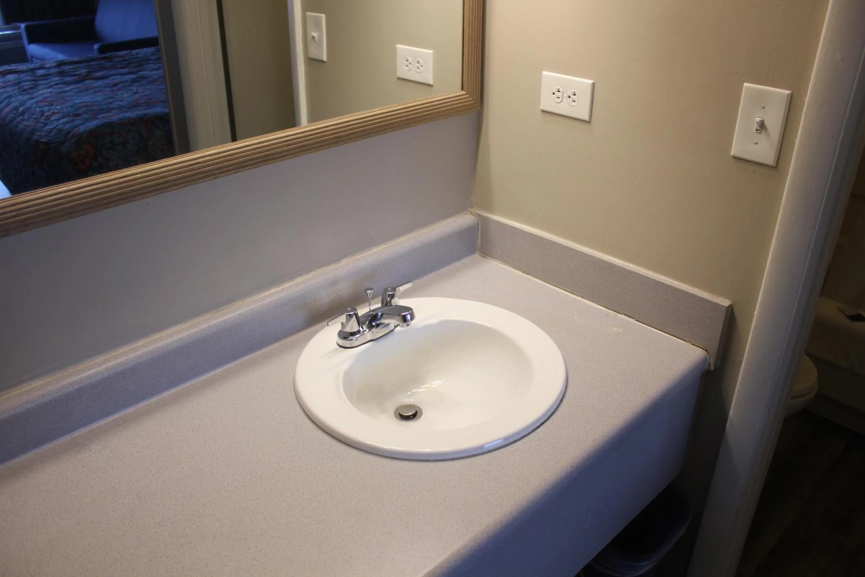 Bathroom in Red Carpet Inn - Louisville