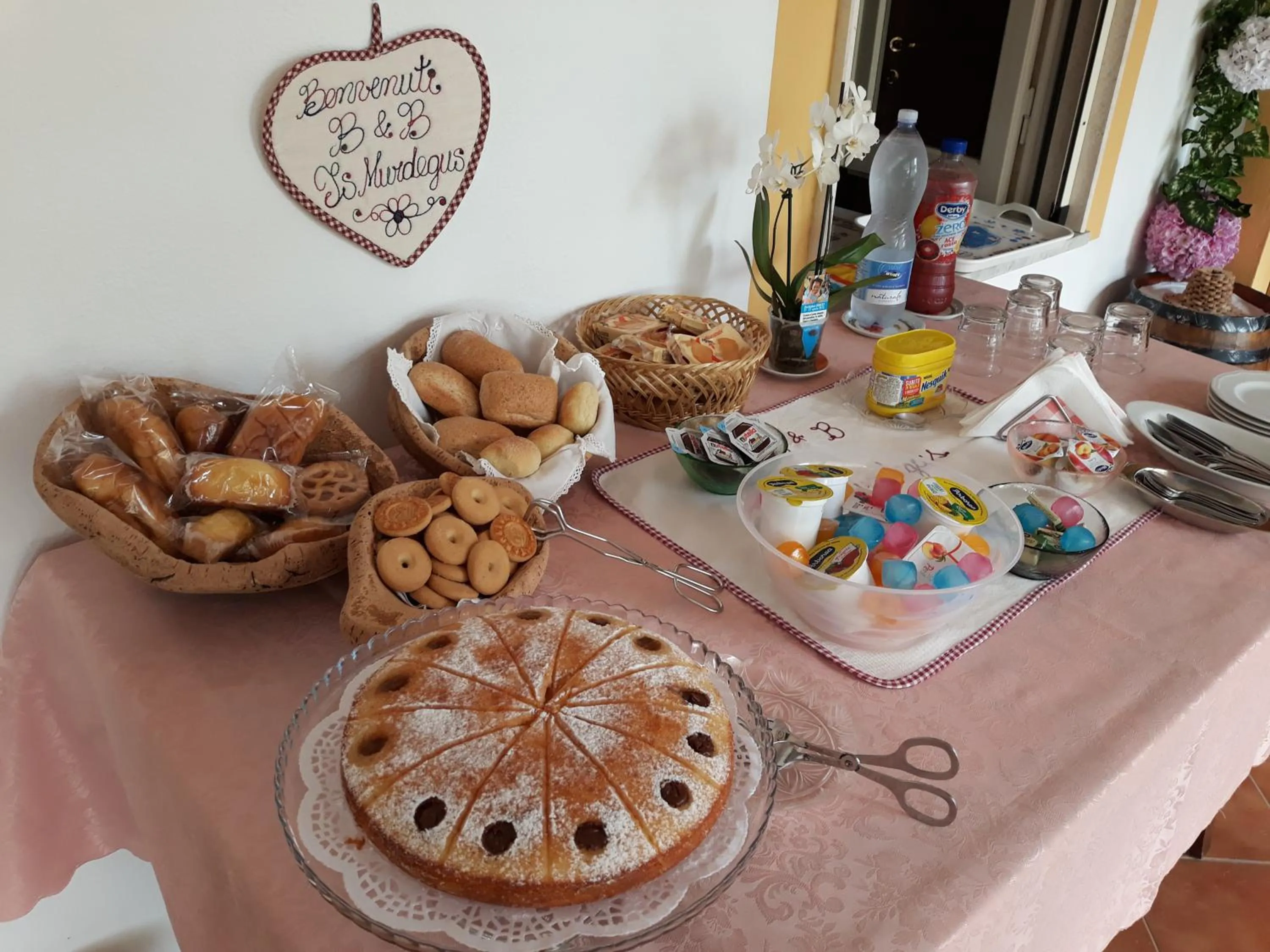 Italian breakfast in B&B Is Murdegus