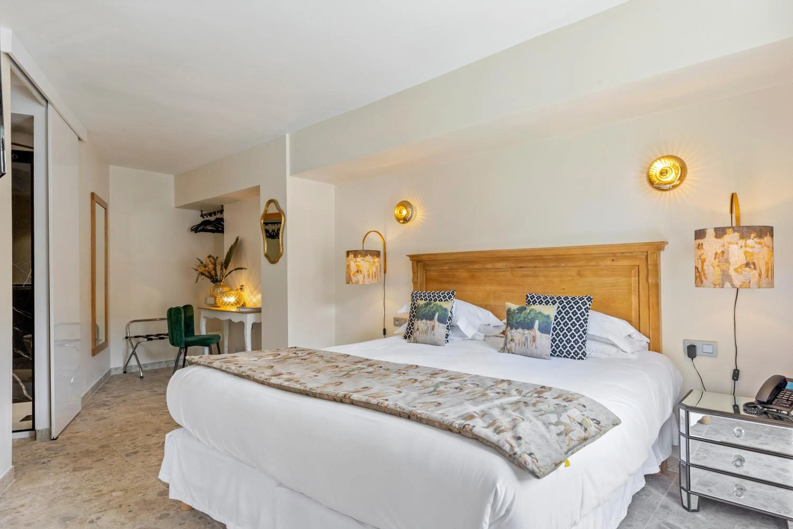 Photo of the whole room, Bed in Solemare