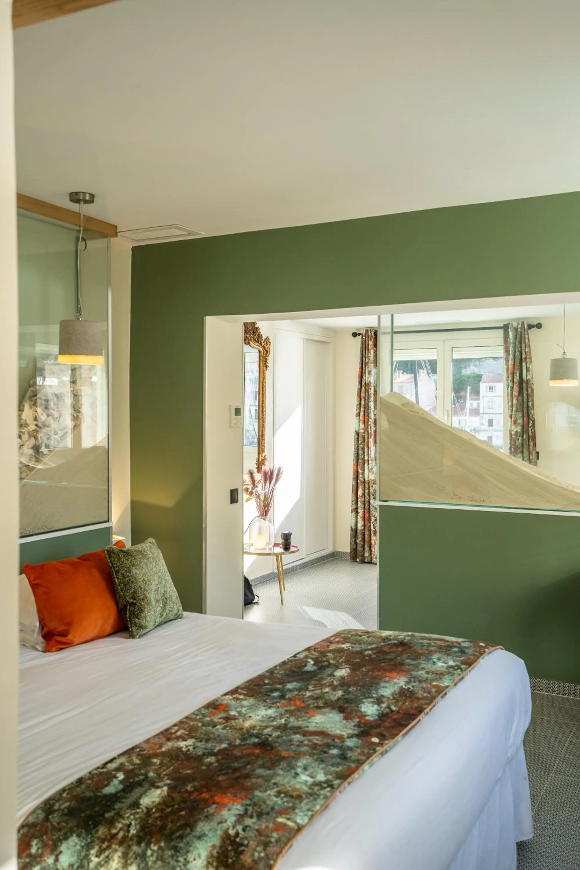 Photo of the whole room, Bed in Solemare